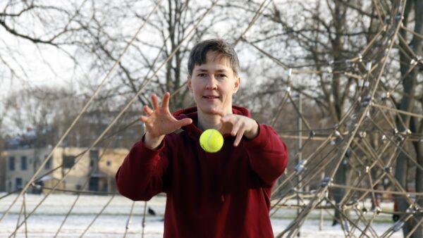 Training mit dem Tennisball - fitte Pause mit Julia im Alaunpark. Am Montag von 9 bis 10 Uhr. Foto: Anton Launer