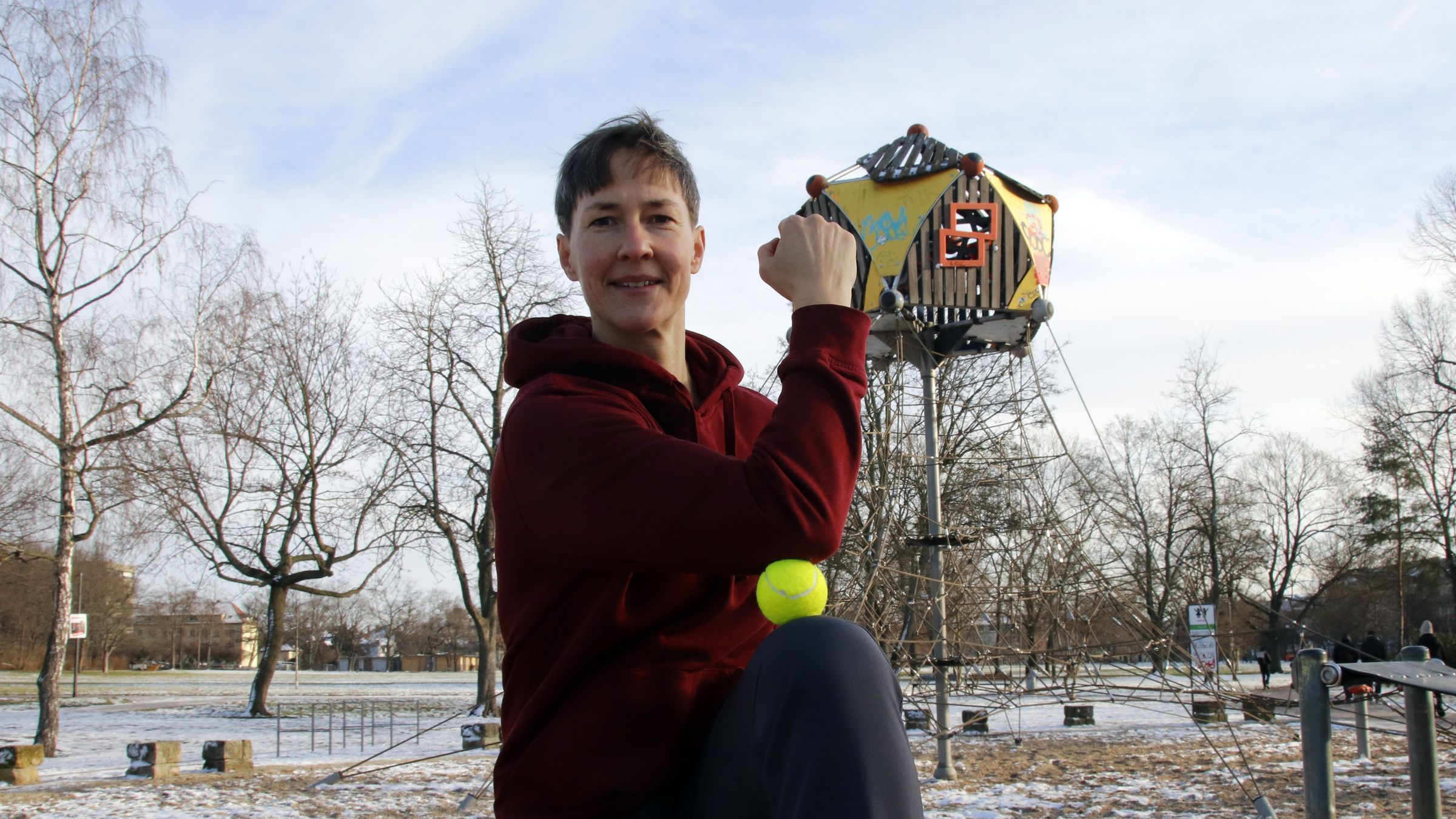 Wieviel verschiedene Übungen man schon mit einem kleinen Tennisball machen kann - Julia zeigt's. Foto: Anton Launer