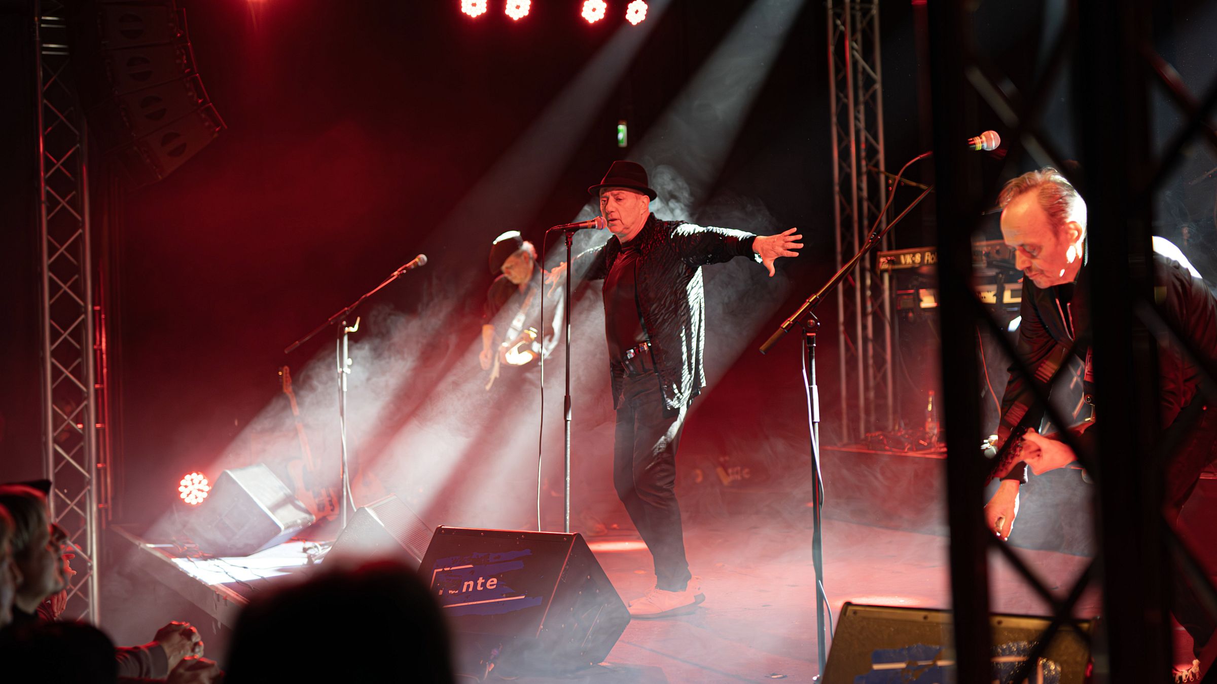 Große Bühnenshow in der Tante JU - Foto: Johannes Haupt