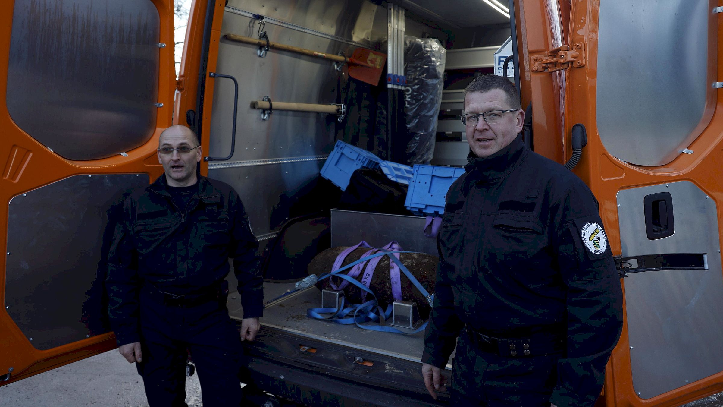 Das Team vom Kampfmittelbeseitigungsdienst Ronny Weber und Andreas Dörfel stellten nach kurzer Untersuchung fest, der Weltkriegsbombe fehlten die Zünder. Daher ist die Gefahr gebannt. Foto: Florian Varga