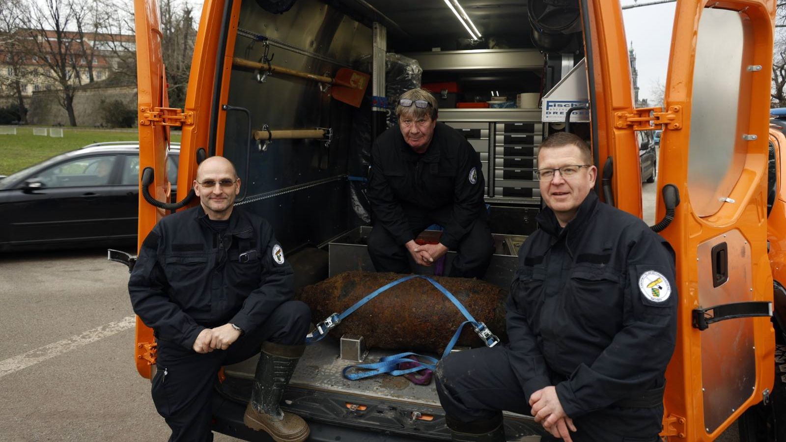 Das Entschärfer-Team hat schnell gearbeitet: Ronny Weber, Tino Arndt und Andreas Dörfel vom Kampfmittelbeseitigungsdienst. Foto: Florian Varga