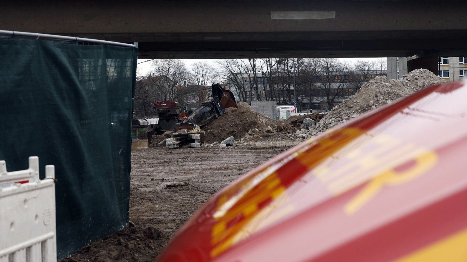 Einsatzkräfte der Feuerwehr sind vor Ort. Der Kampfmittelbeseitigungsdienst ist bereits angefordert. Foto: Florian Varga