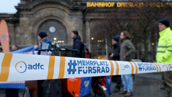 Der Allgemeine Deutsche Fahrradclub (ADFC) demonstrierte am Dienstag für den Bau des Fahrradparkhauses - Foto: ADFC