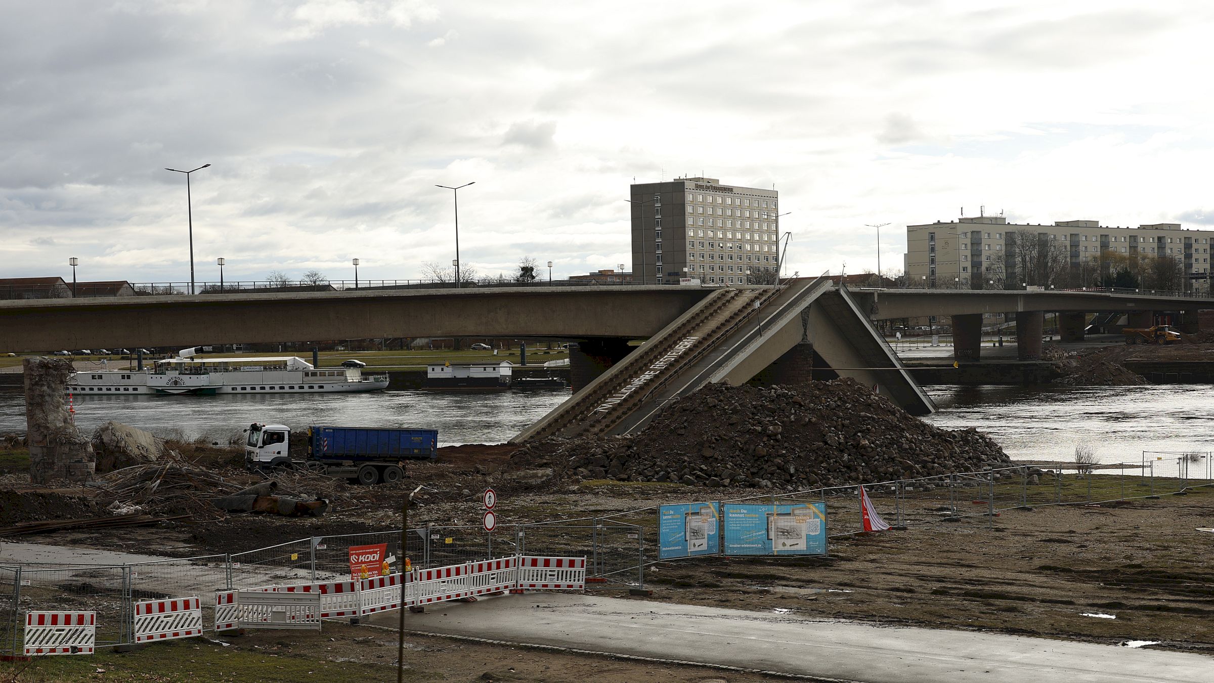 Die Bauarbeiten sind inzwsischen von der Altstädter auf die Neustädter Seite umgezogen. Foto: Florian Varga