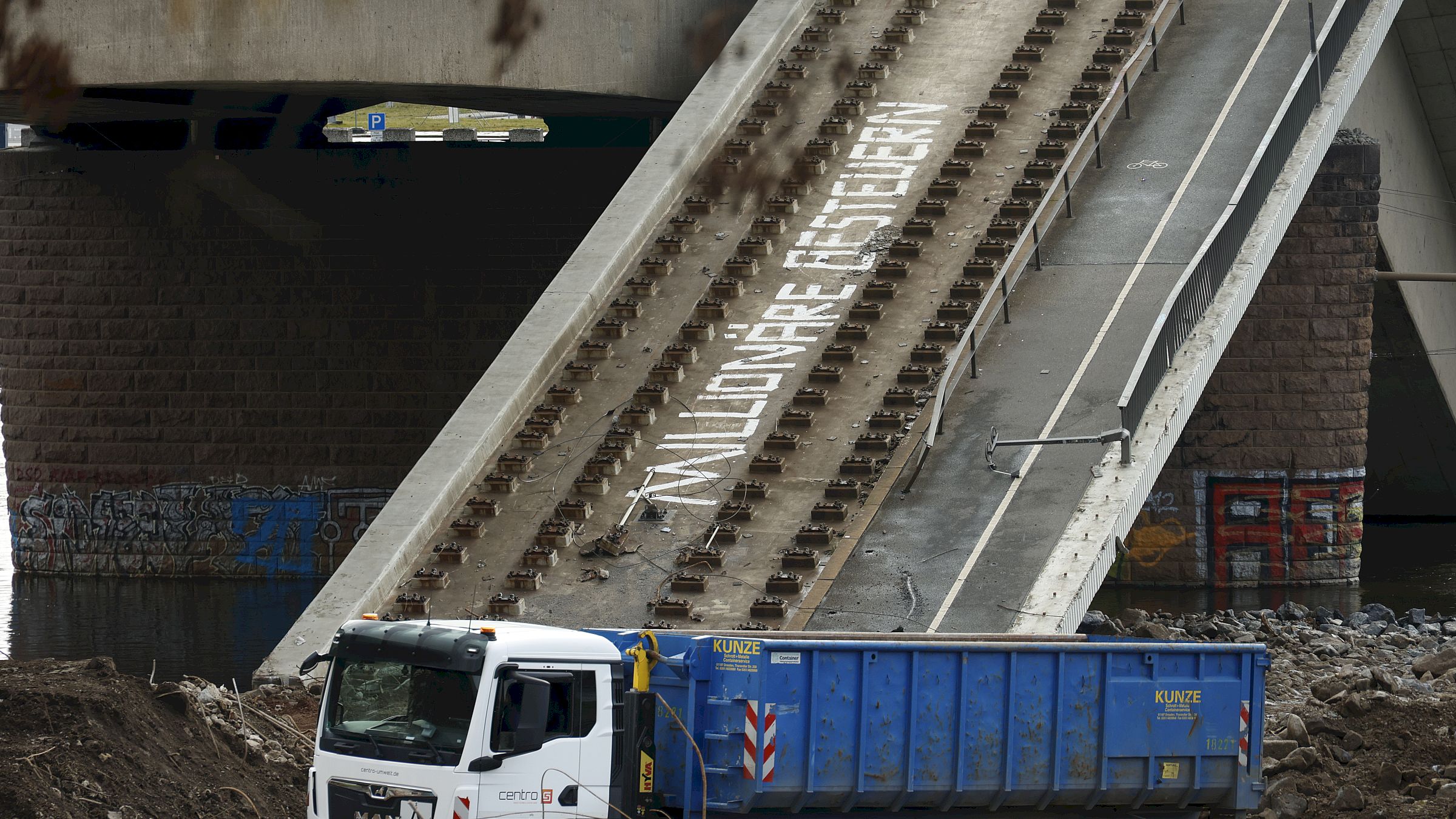 Im Oktober hatten bislang Unbekannte einen Teil der eigestürzten Brücke beschriftet. Dieser Teil wird nun demnächst auch abgerissen. Foto: Florian Varga