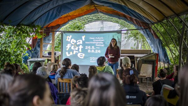 Die Flüchtlingshilfsorganisation "Mission Lifeline" aus Pieschen beim "Dear Future Festival". Foto: Victor Smolinski