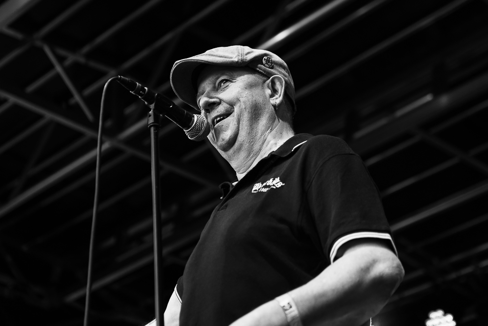 Stolz, ein Herbärd zu sein: Chef-Straßenköter Martin „Tek“ Klaputek - hier beim Heimspiel in Stuttgart. Foto: PR/@mareikesfotomomente