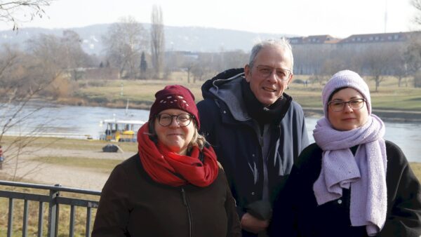 Ulla Wacker, Norbert Rogge und Tina Siebeneicher von den Grünen wollen eine Toilette am Elbufer. Foto: Anton Launer