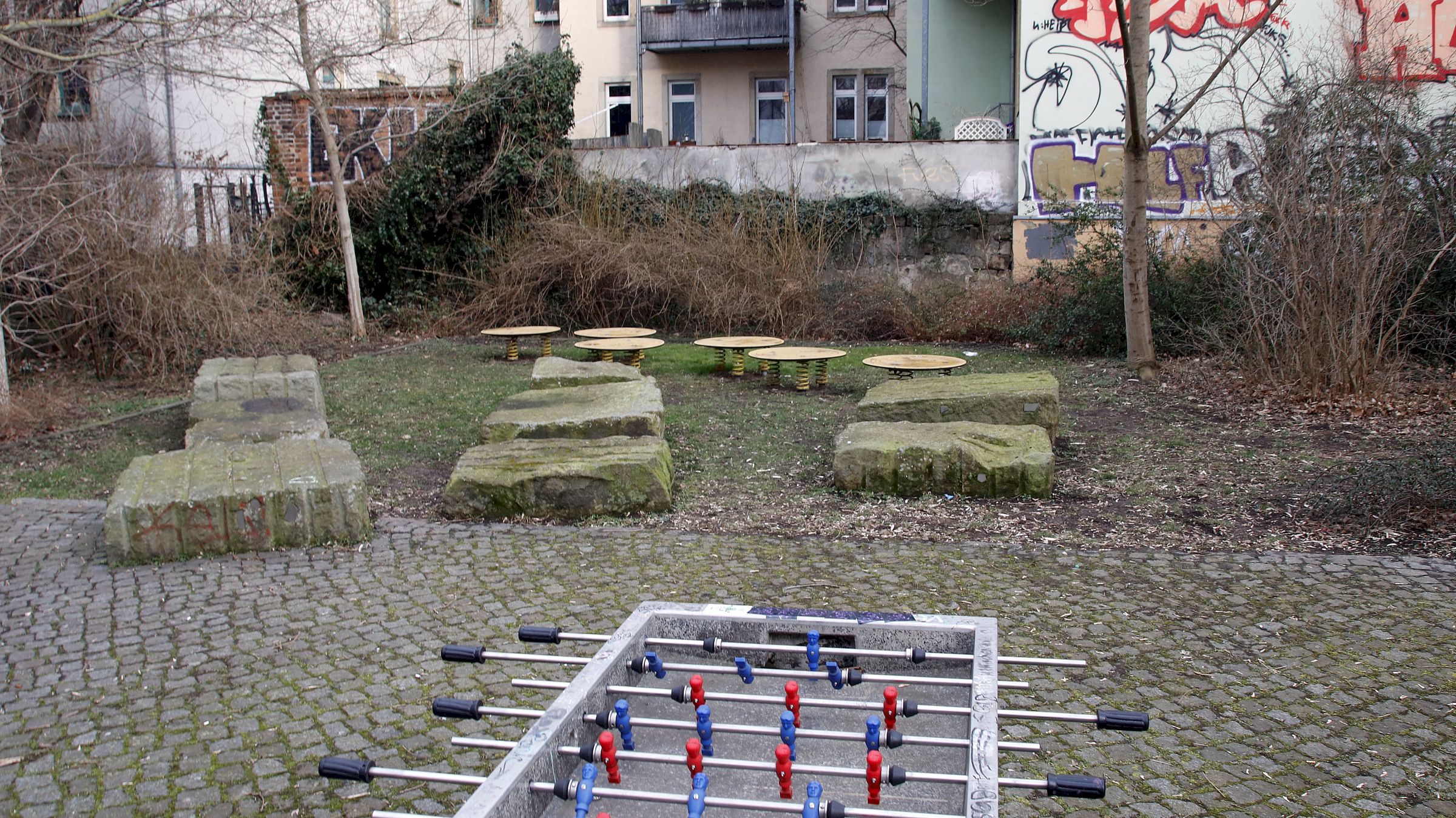 Spielplatz für die etwas größeren Kinder mit Tischkicker - Foto: Theo Reimann