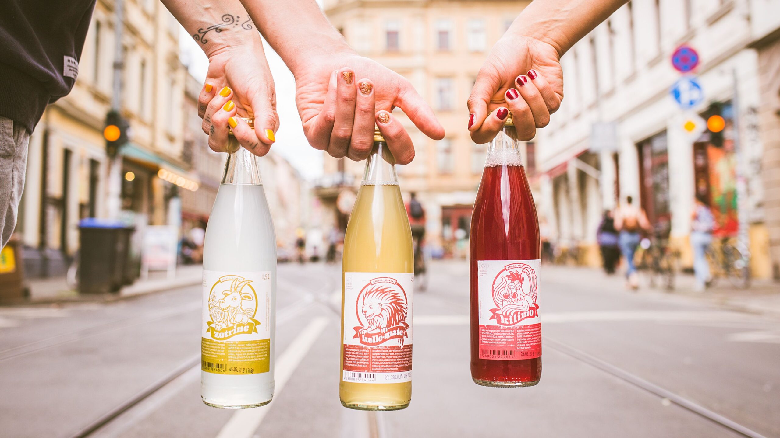 Kunst auf Flaschen drei Hände mit drei Flaschen von Kolle