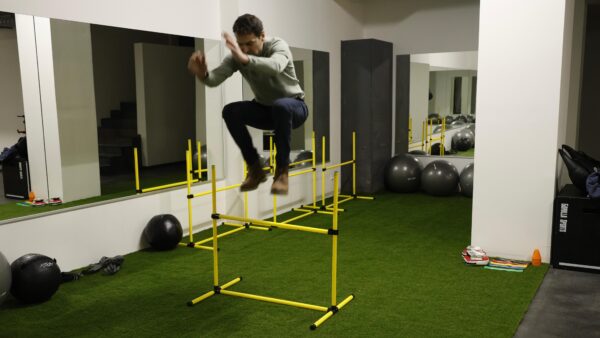 Mit Motivation trainieren: Der Trainer zeigt wie es geht. Foto: Florian Varga.