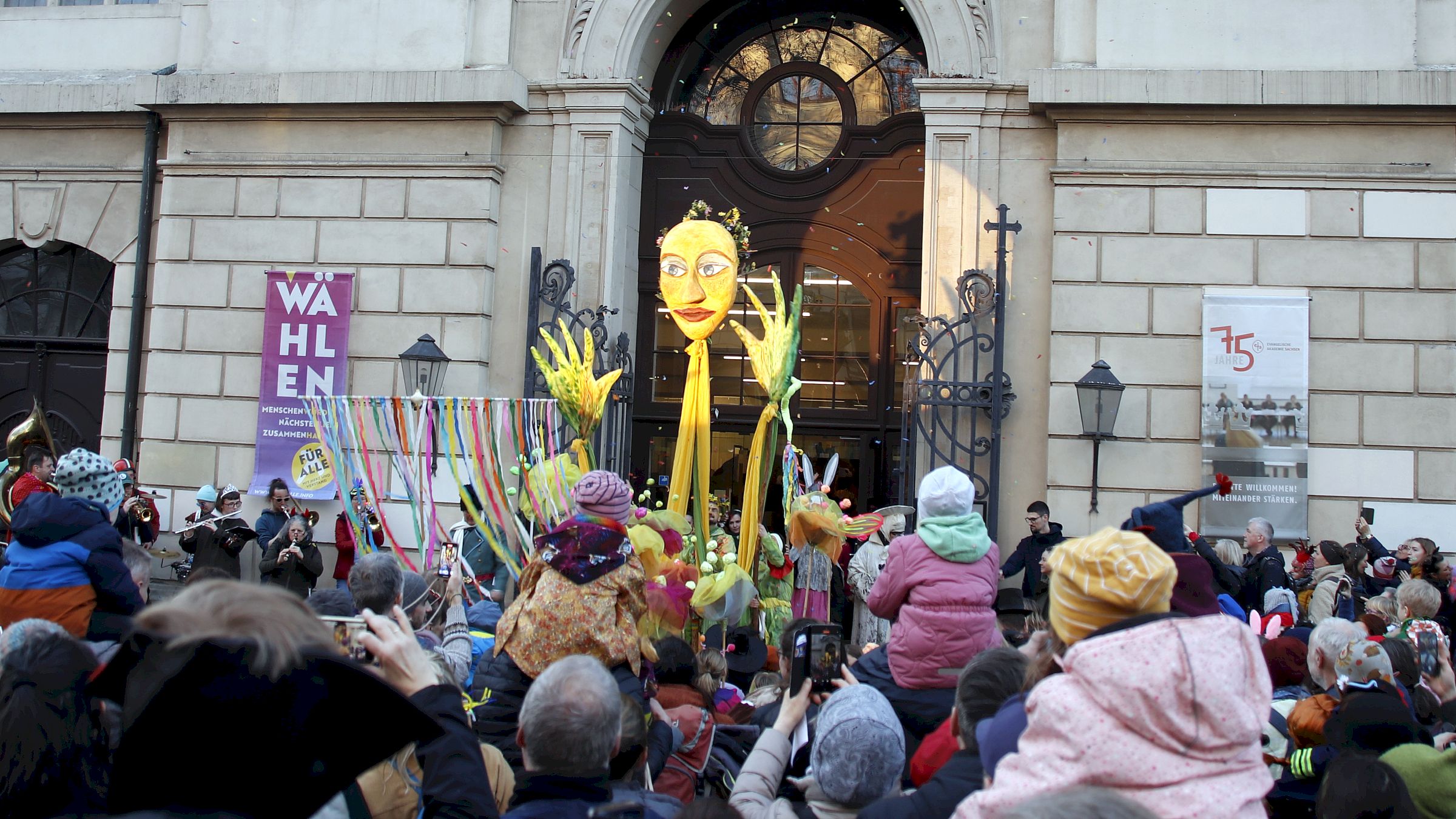 Der Sonnenschein vor der Dreikönigskirche vertreibt den Winter. Foto: Anton Launer