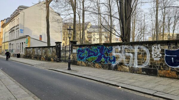 Alter Jüdischer Friedhof: beschmierte Mauer - Foto: Anton Launer