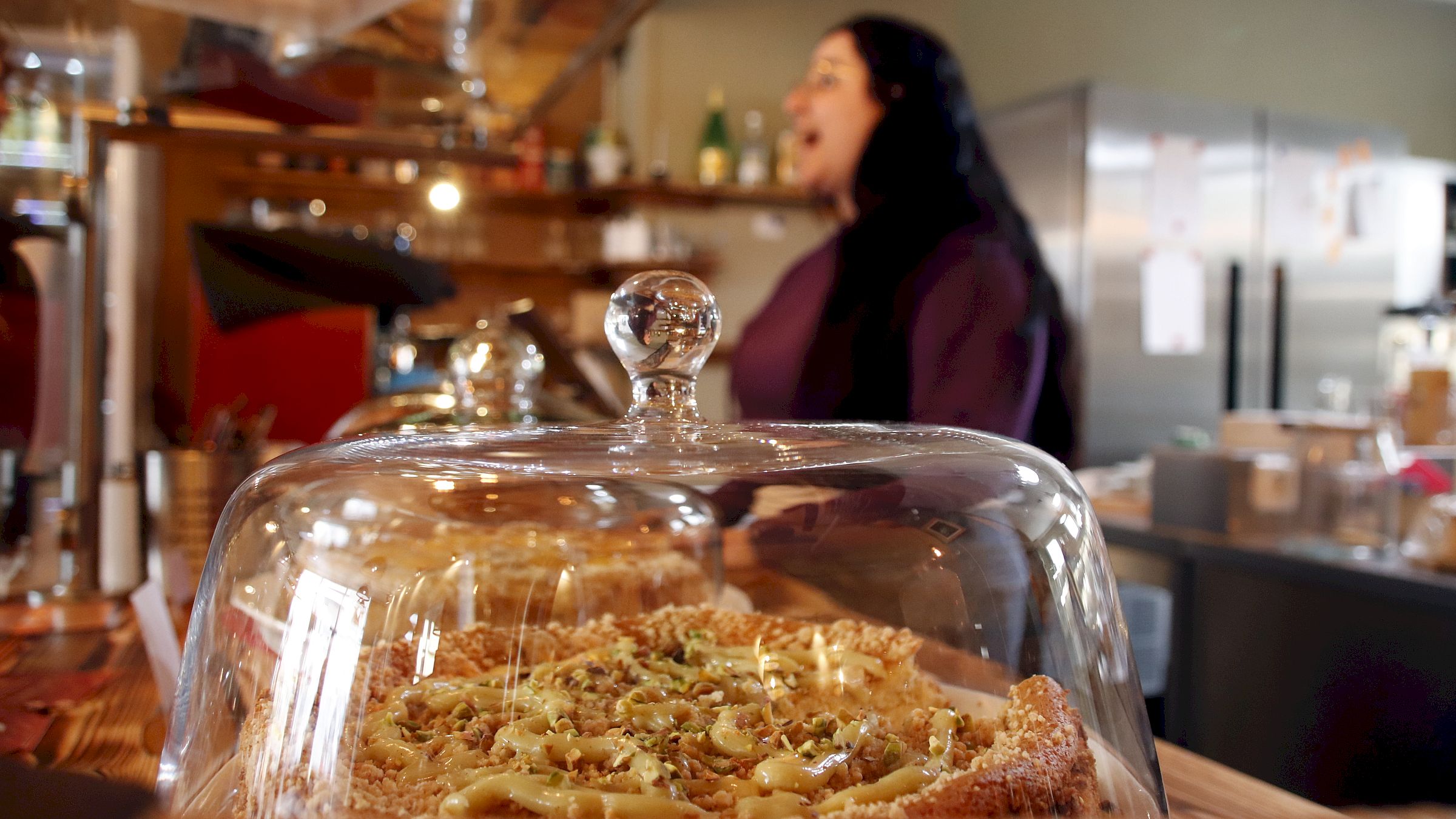 Passend zu leckerem Kaffee gibt es schmackhaften Kuchen. Foto: Anton Launer