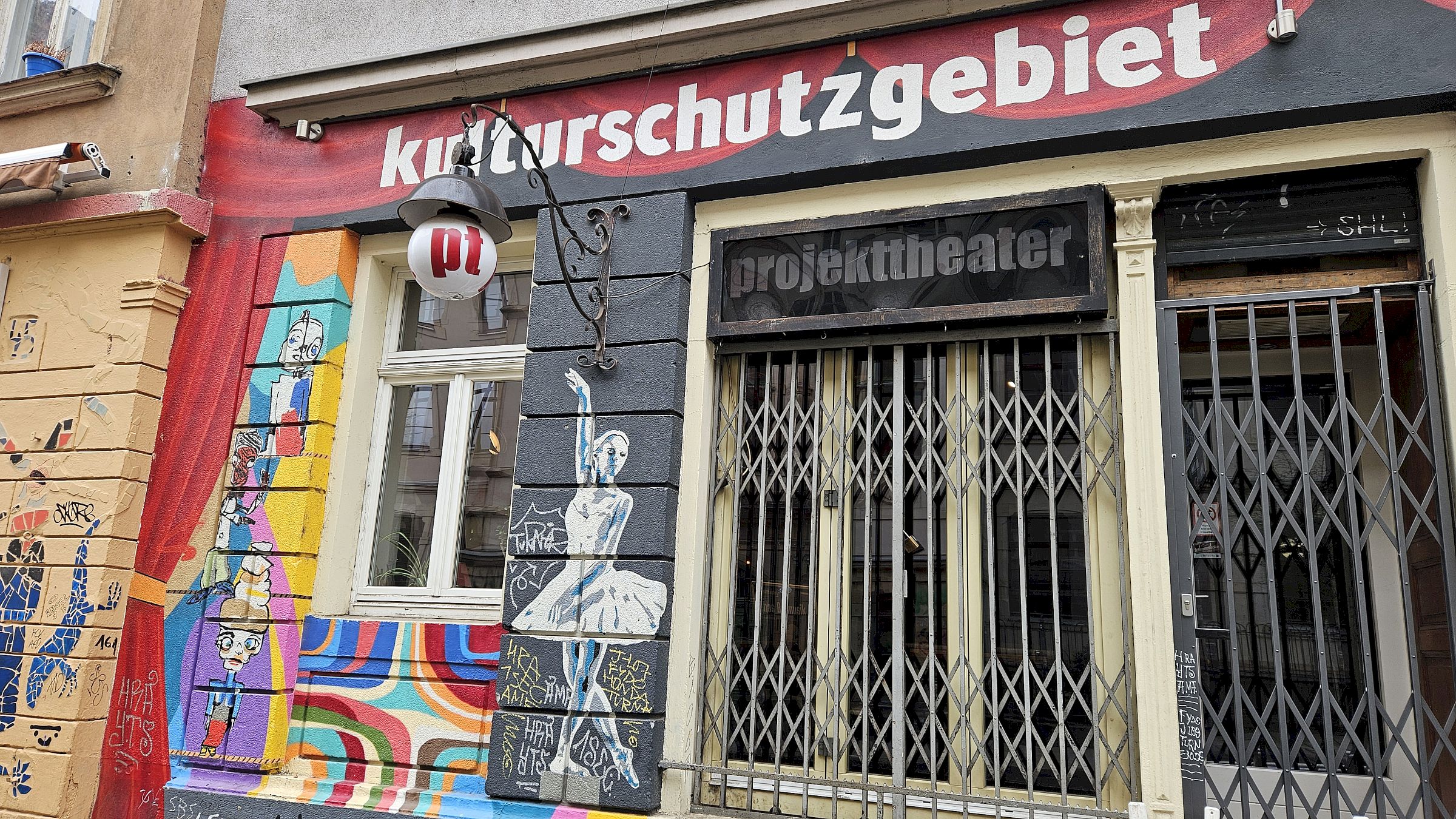 Kulturschutzgebiet - die kleine Bar neben dem Projekttheater auf der Louisenstraße - Foto: Anton Launer