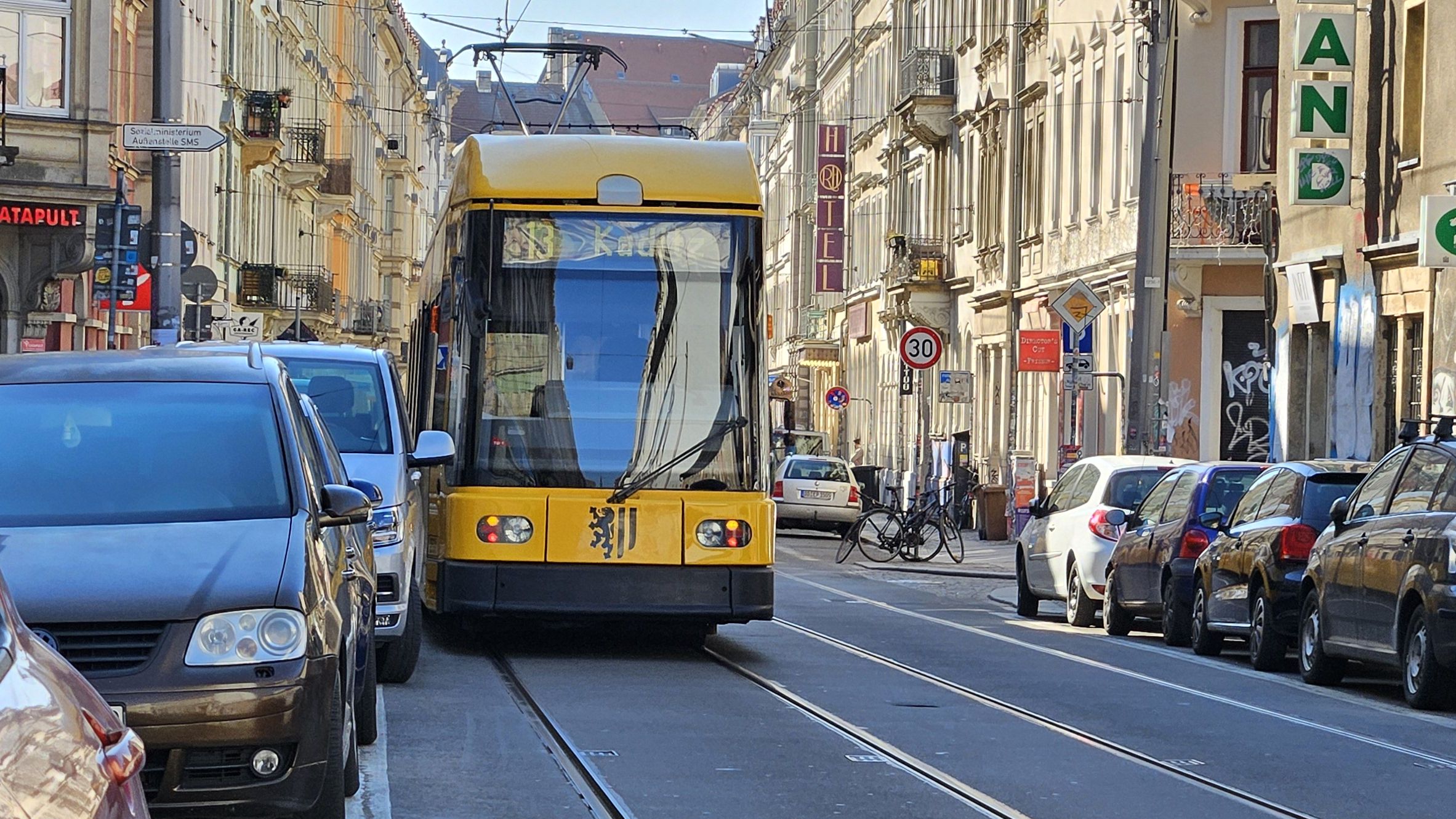 Wenn nicht gerade ein Auto im Weg steht, fährt es sich mit der Straßenbahn ganz gemütlich durch die Neustadt - Foto: Archiv Anton Launer