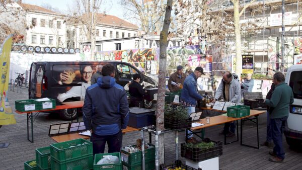 Marktschwärmer vor der Scheune - Foto: Anton Launer