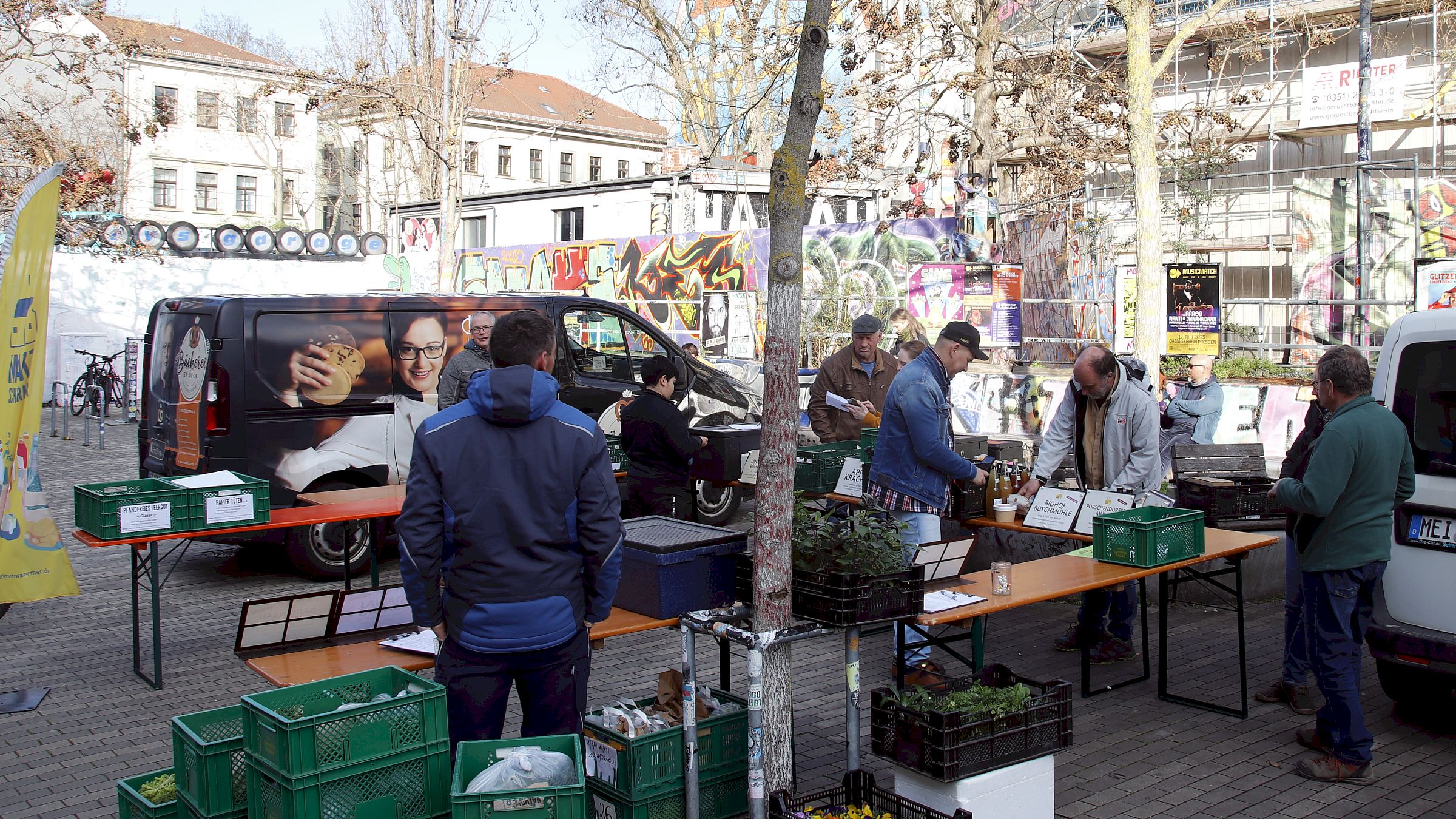 Marktschwärmer vor der Scheune - Foto: Anton Launer