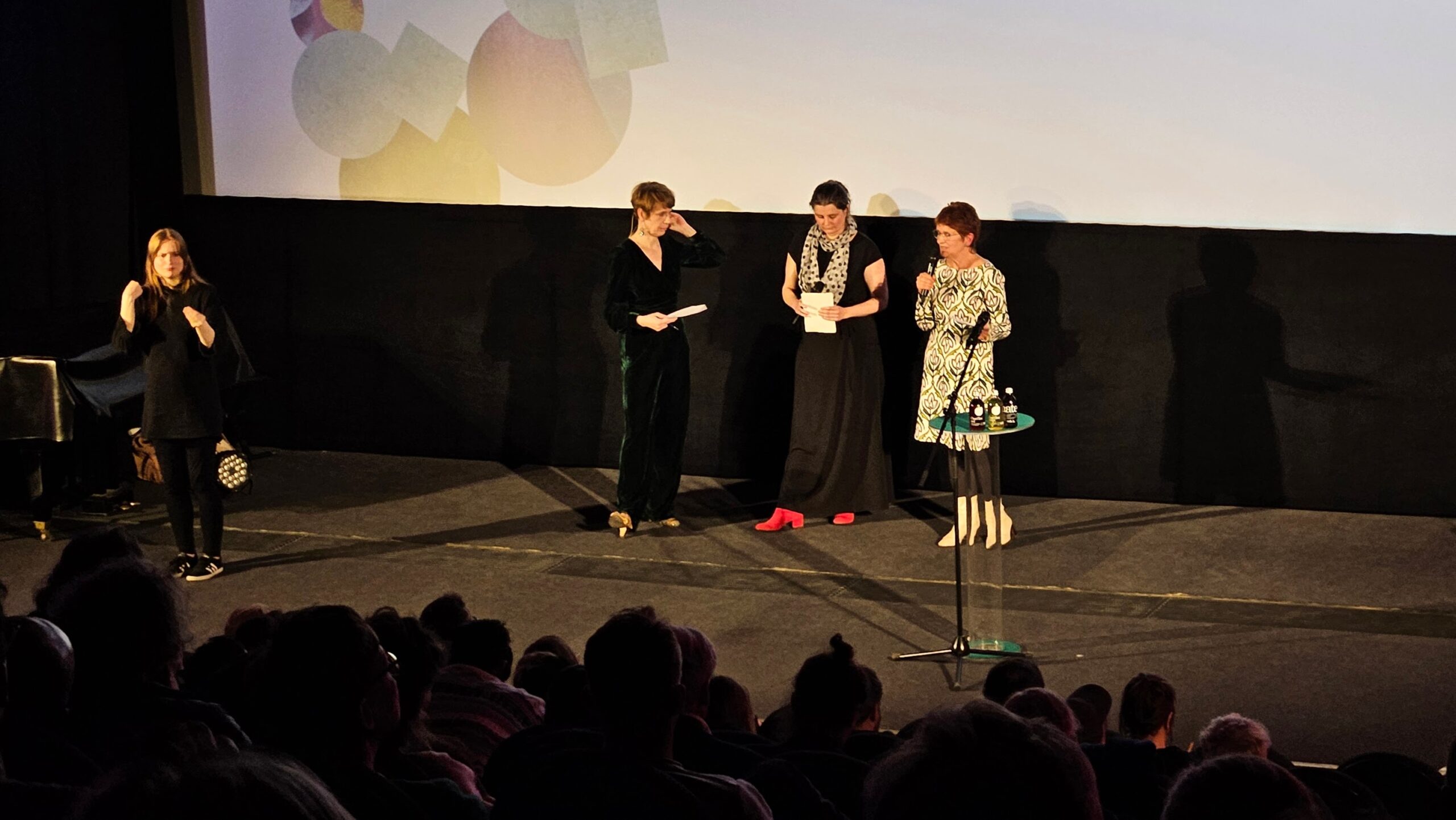 Zur Eröffnungsveranstaltung in der Schauburg: Moderatorin Jenni Zylka mit Festivaldirektorin Anne Gaschütz und der Stellvertreterin Sylke Gottlebe (v.l.) - Foto: Anton Launer
