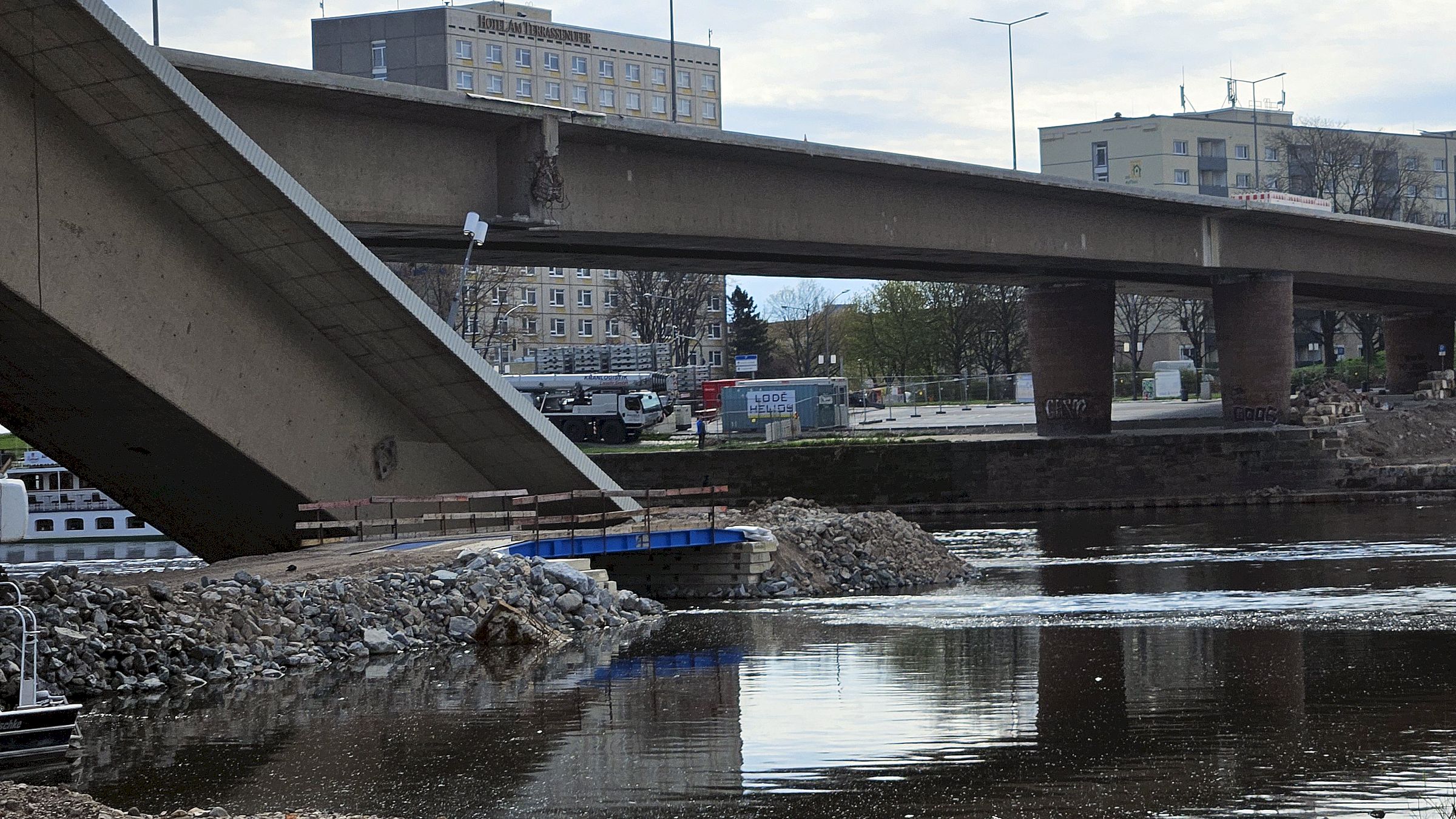 Die Baustraße wurde unterbrochen, damit die Elbe besser durch die Engstelle kommt. Foto: Anton Launer