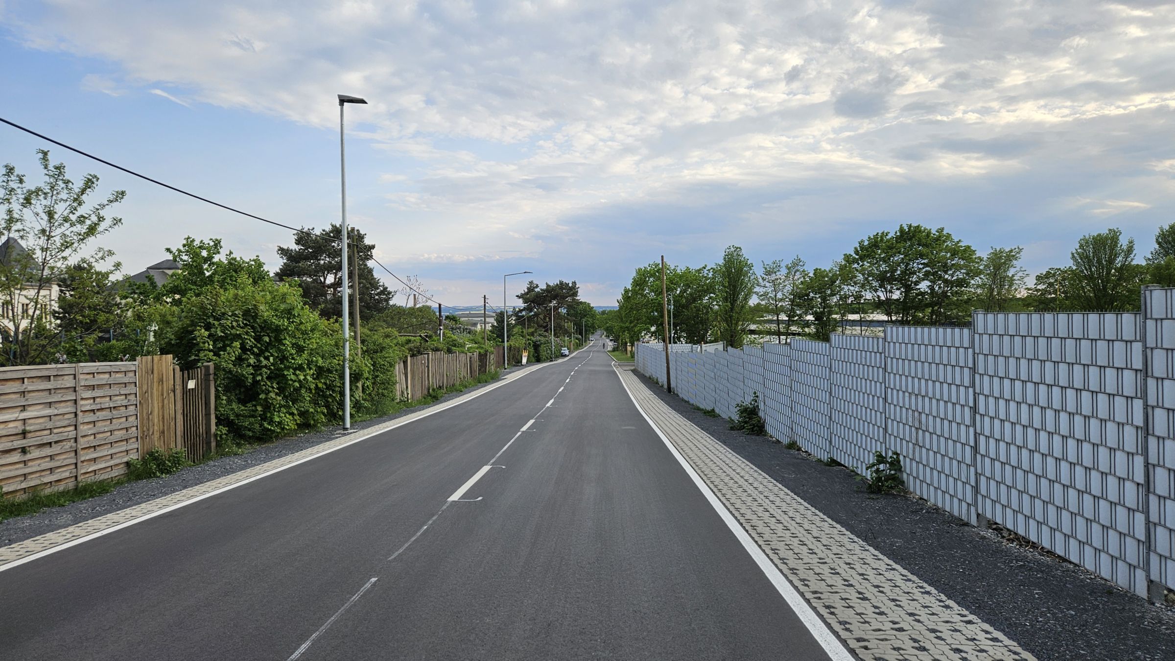 Der südliche Abschnitt ist bereits fertig, mit Fahrbahnmakierung, Beleuchtung und 6,50 Meter breit. Foto: Anton Launer