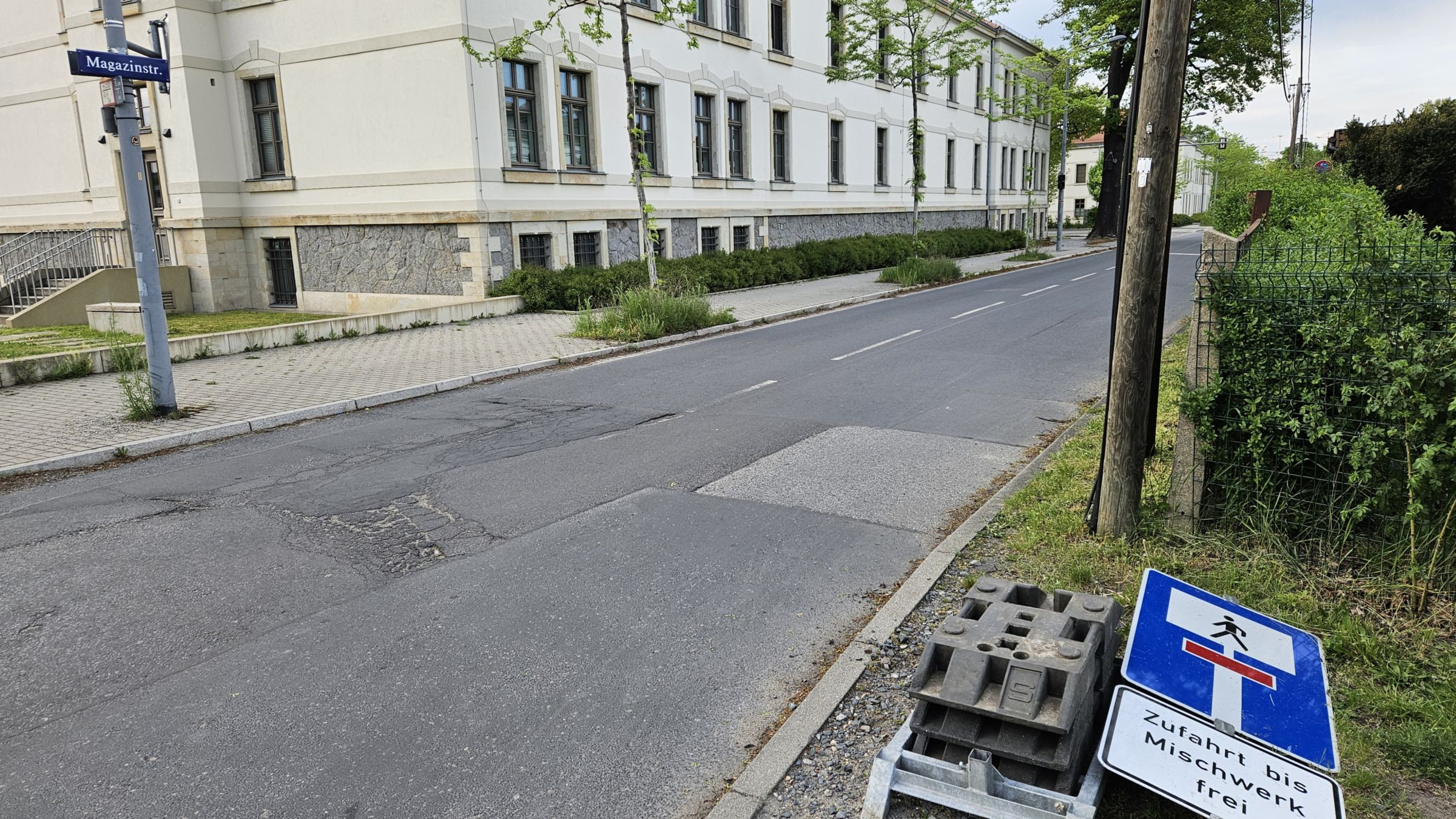 Jetzt wird der nördliche Abschnitt der Magazinstraße saniert. Der südliche Teil wird ab Montag zur Sackgasse. Foto: Anton Launer