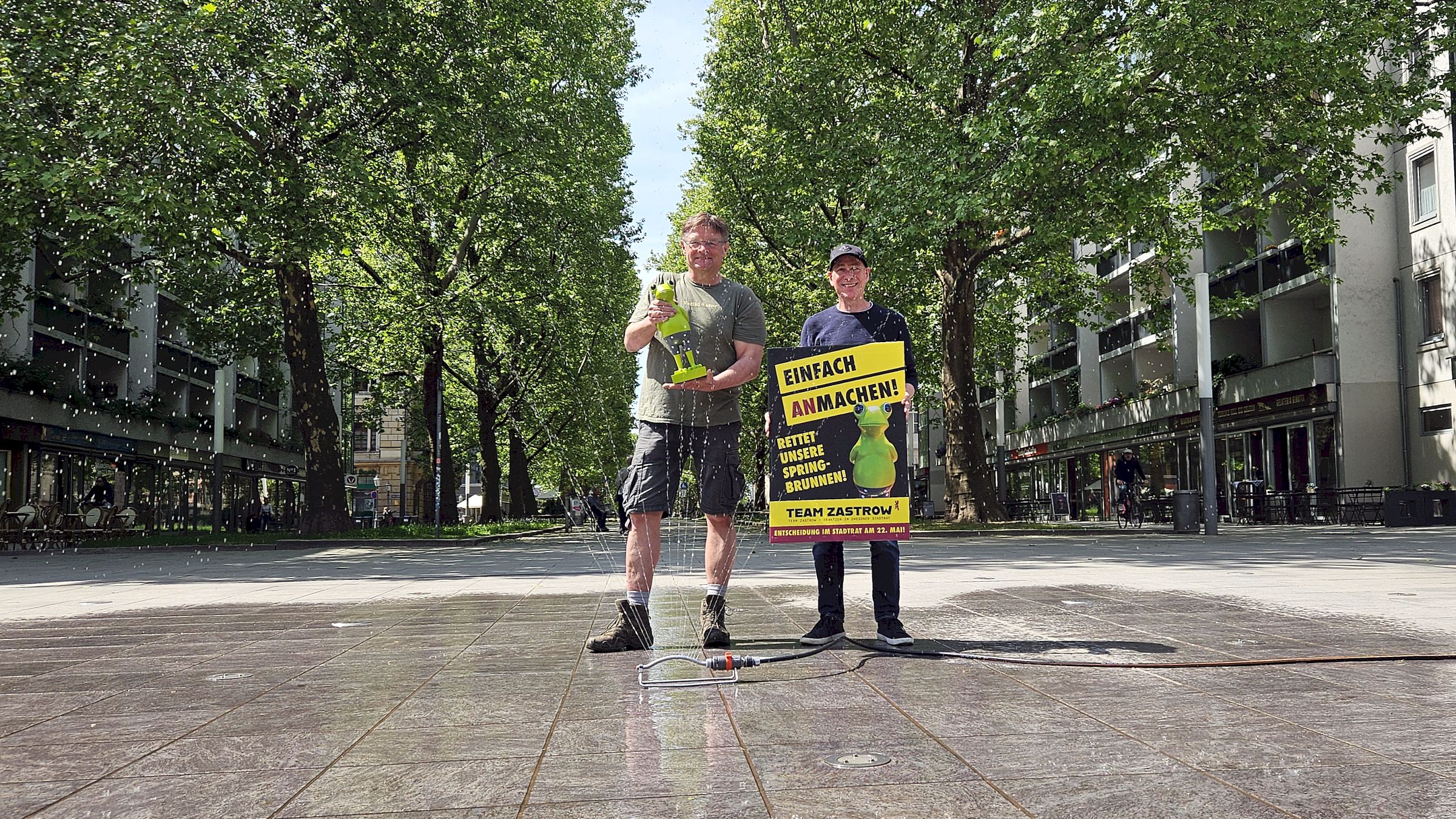 Einfach (an)machen - Holger Zastrow stellte einen Sprenkler auf den Jorge-Gomondai-Platz - Foto: Anton Launer
