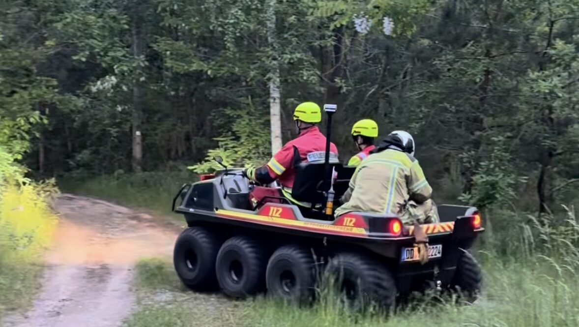 Spontane Unterstützung erhielten die Einsatzkräfte von einer Betriebsfeuerwehr mit einem Allradfahrzeug, welche beim Transport durch unwegsames Gelände half. - Feuerwehr Dresden