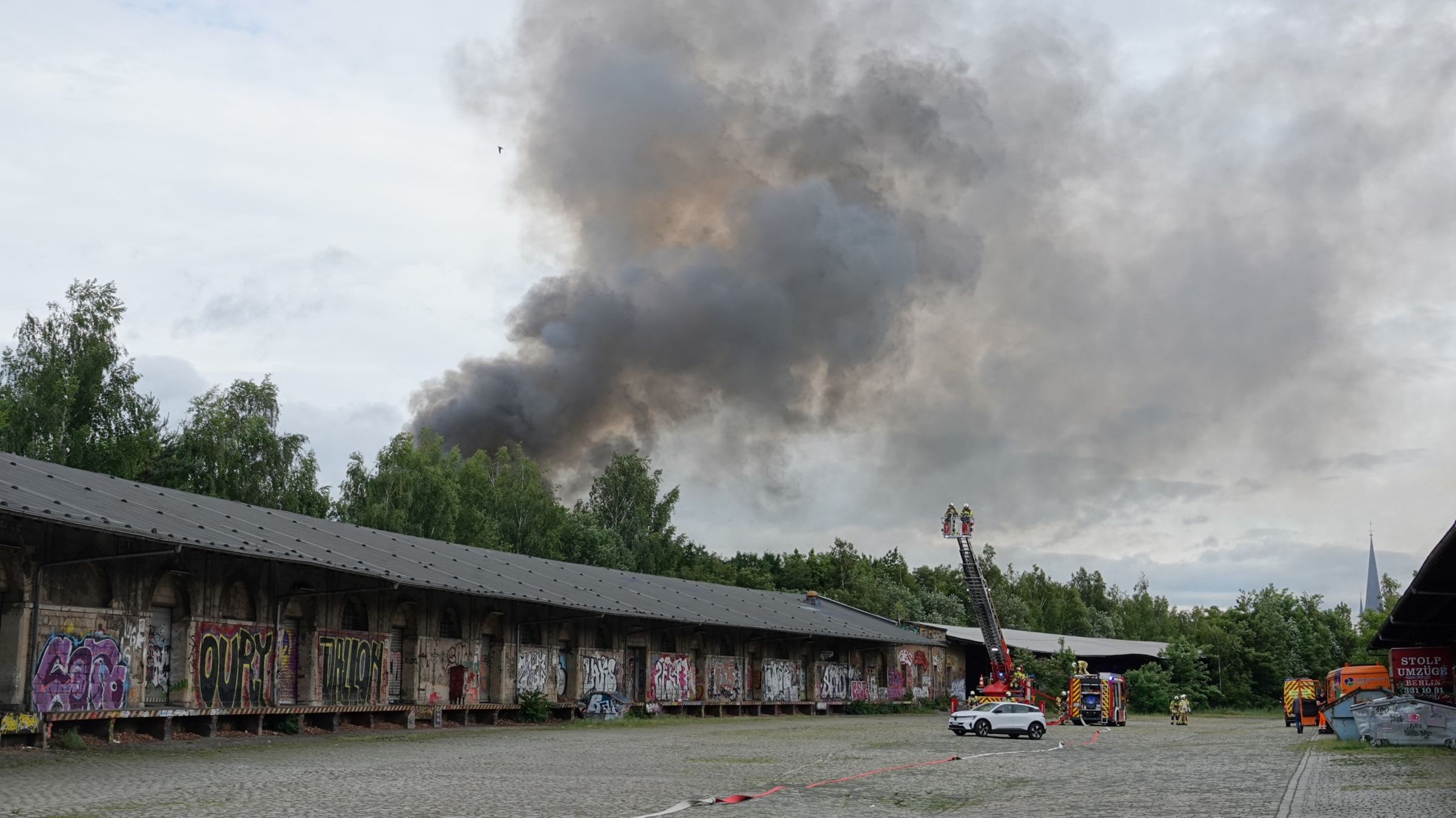 Am Alten Leipziger Bahnhof brennt eine Baracke. Foto: Roland Halkasch