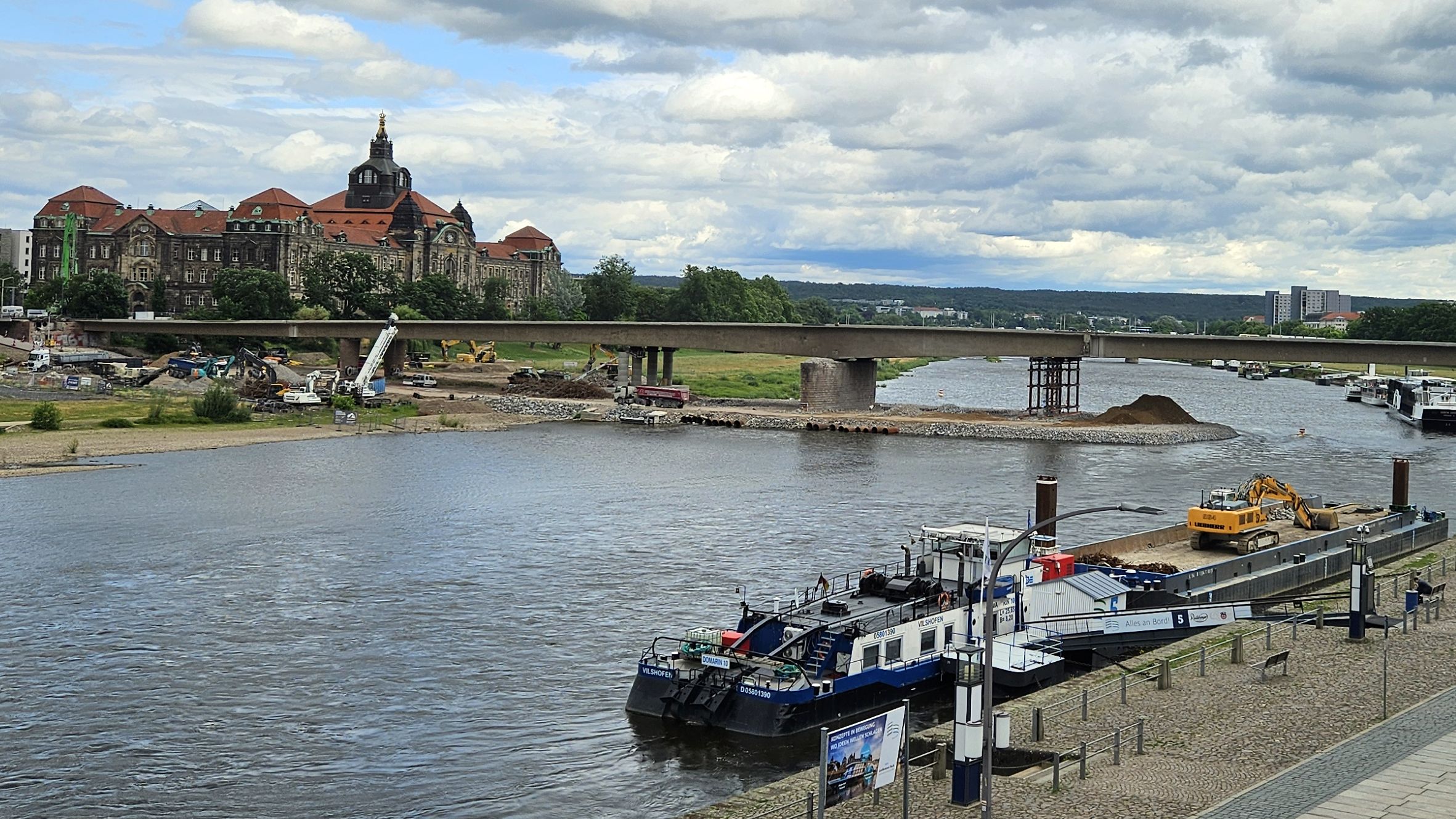 Carolabrücke mit Baustraße - Foto: Anton Launer