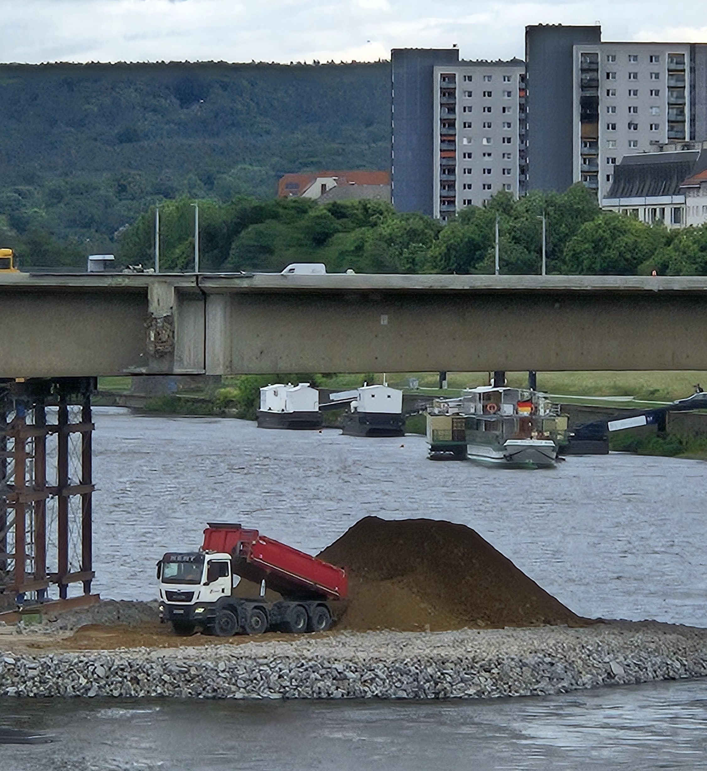 Auf diesem Kieshügel soll das Brückenteil dann runterfallen. Foto: Anton Launer