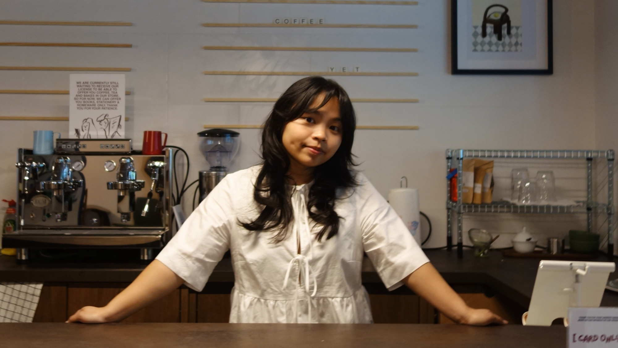 Hannah Cau eröffnet das "Read The Room" auf der Hauptstraße.