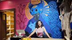 Paola Campos vor Axolotl und Quetzalcoatl. Foto: Anton Launer