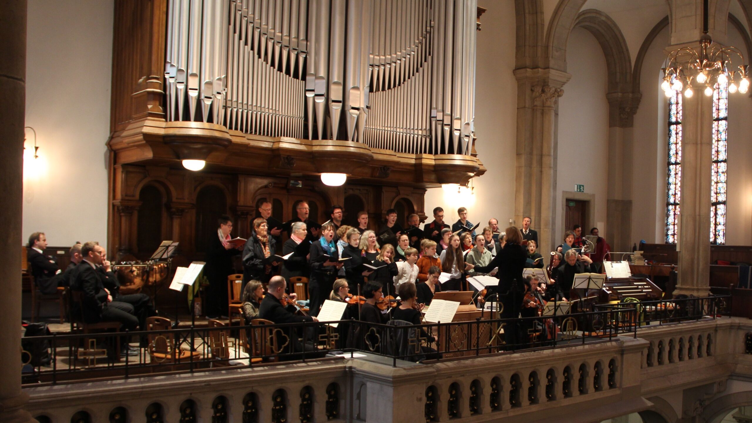 Chor vor der Orgel in der Martin-Luther-Kirche