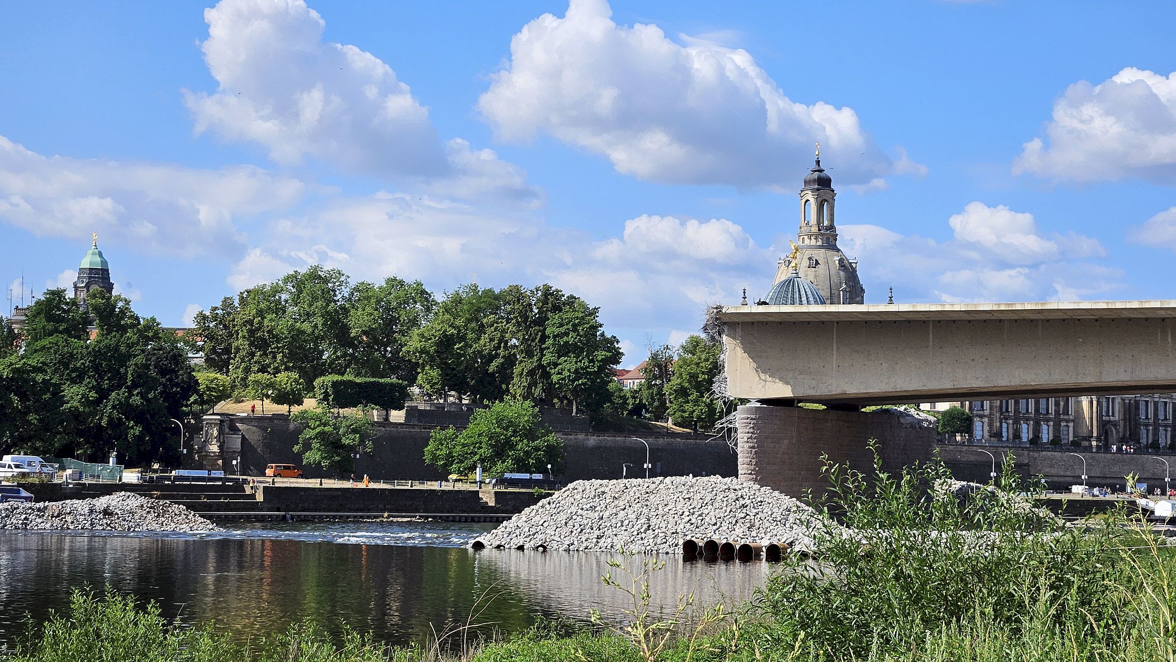 Wegen der Baustraße hat die Elbe ein paar Stromschnellen entwickelt und ist stromabwärts erheblich versandet. Das muss nun ausgebaggert werden, damit die Schifffahrtsrinne wiederhergestellt werden kann.  Foto: Anton Launer