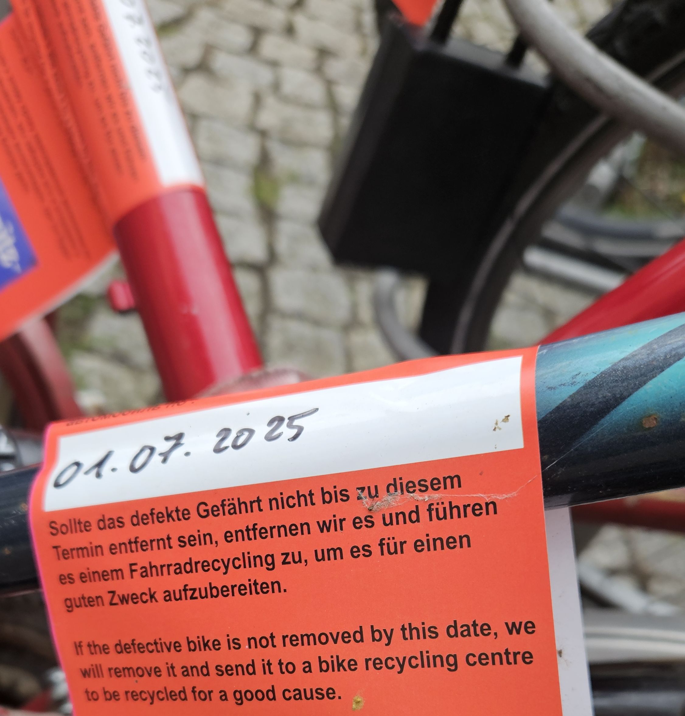 Mit täuschend echt aussehenden Mahnungen wurden offensichtliche Schrotträder vor dem Stadtteilhaus markiert. Foto: Anton Launer