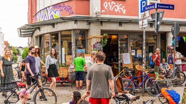 Die autofreie Kreuzung lockte etliche Besucher*innen an. Foto: Peter Zuber