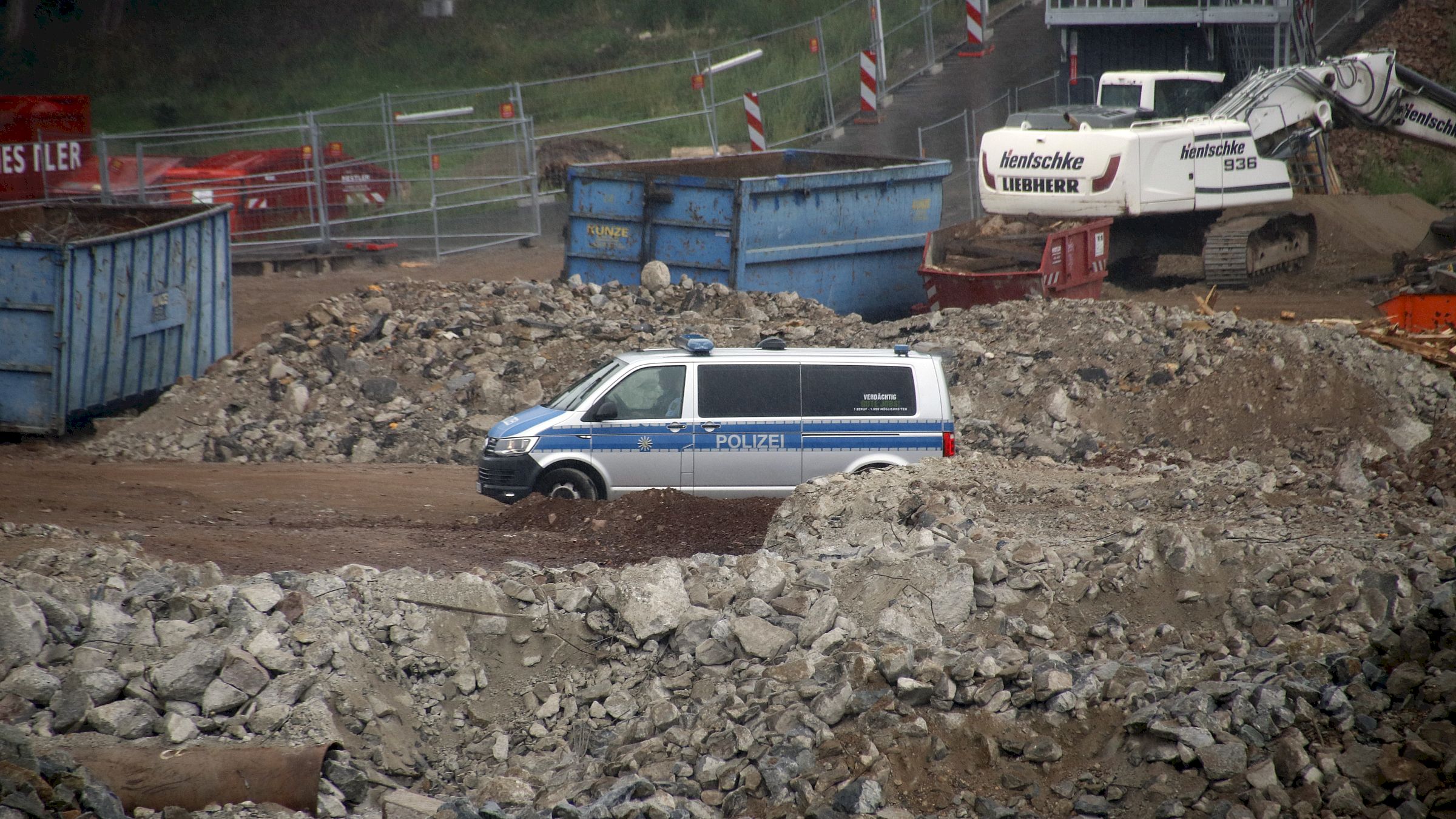 Die Polizei hat den Fundort abgesperrt. Foto: Anton Launer