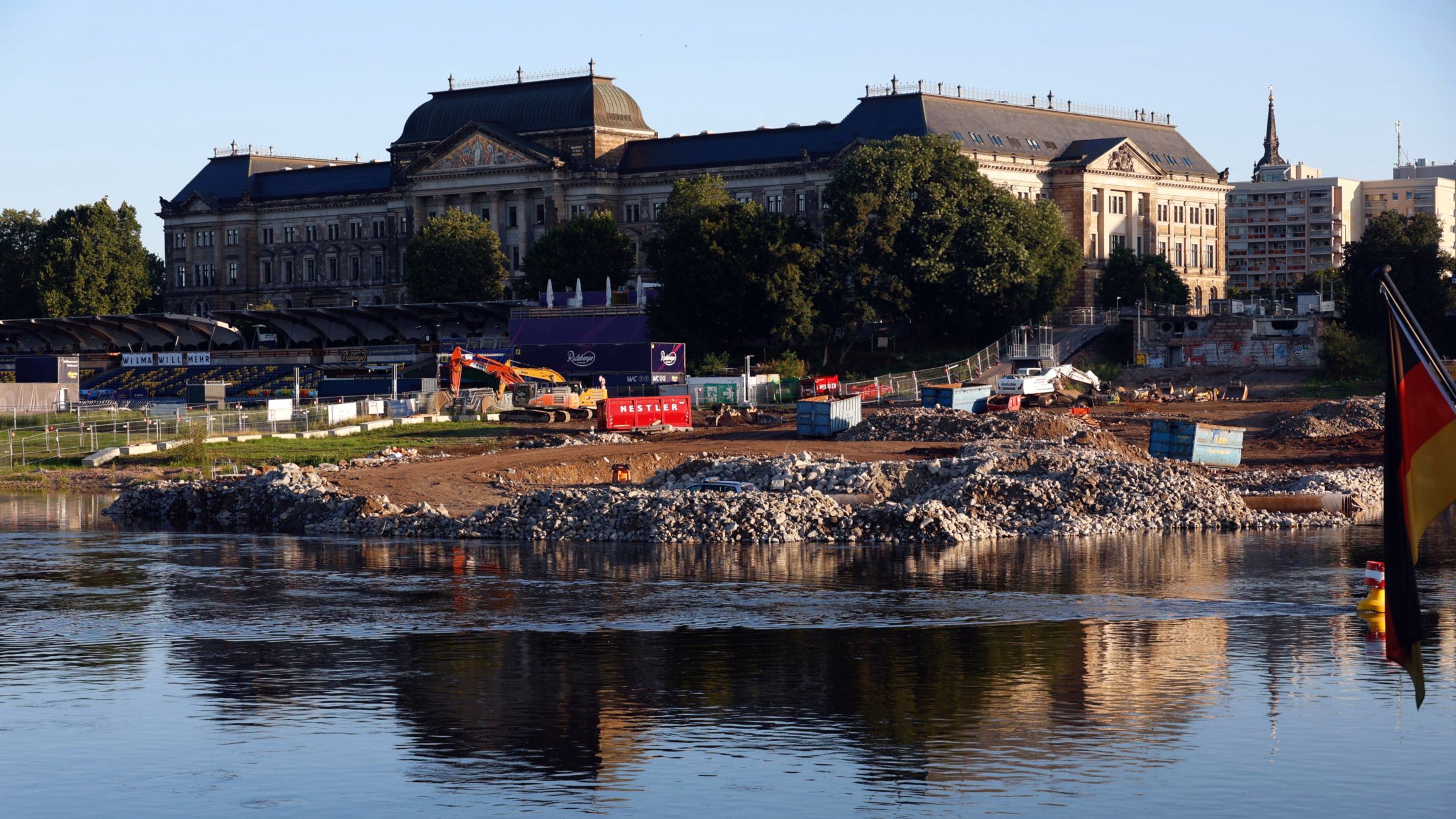 Die Baustelle am Elbufer ruht. In dem Bereich wurde am frühen Dienstagmorgen die Weltkriegsbombe gefunden. Foto: Florian Varga