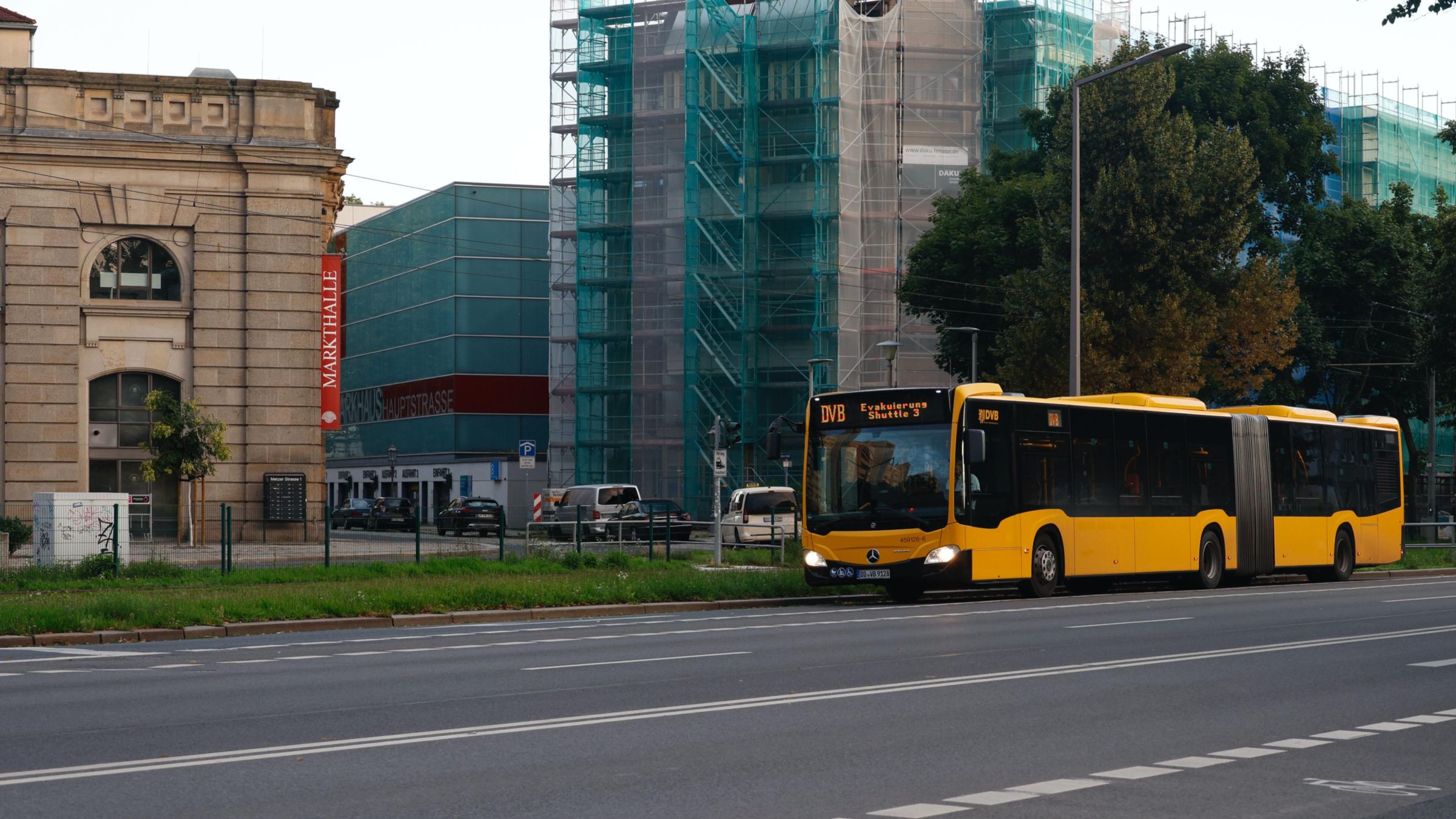 Seit 6 Uhr sind Busse zur Evakuierung im Einsatz. Allerdings wurden sie bislang kaum genutzt. Foto: Florian Varga