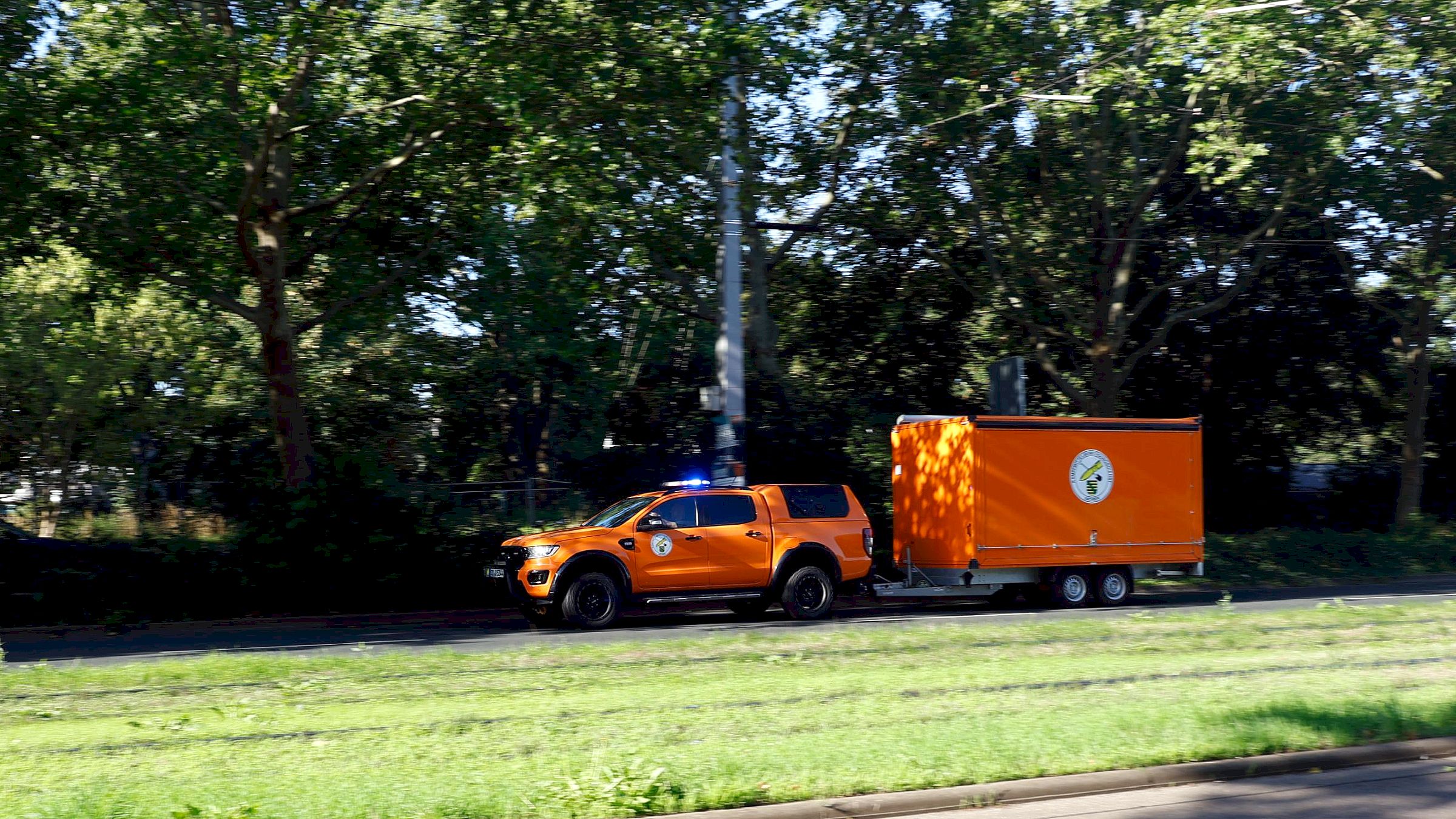 Einsatzfahrzeuge des Kampfmittelbeseitigungsdienstes auf dem Weg zu der Bombe. - Foto: Florian Varga