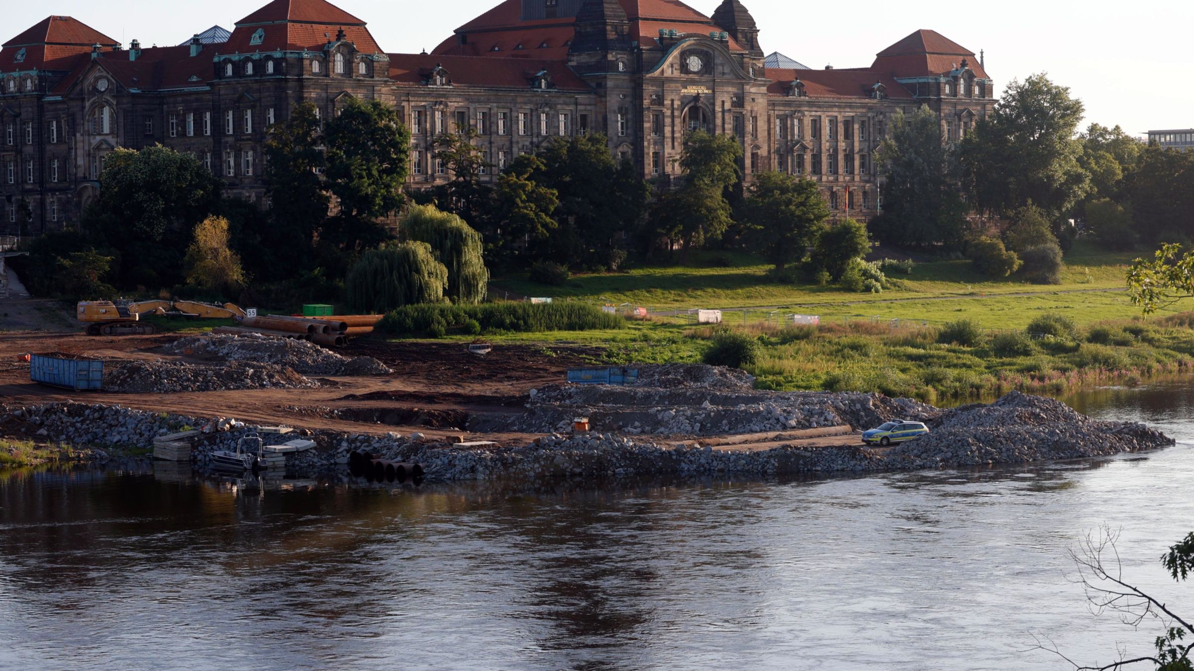 Die Polizei sichert den Fundort der Bombe am Elbufer. Foto: Florian Varga