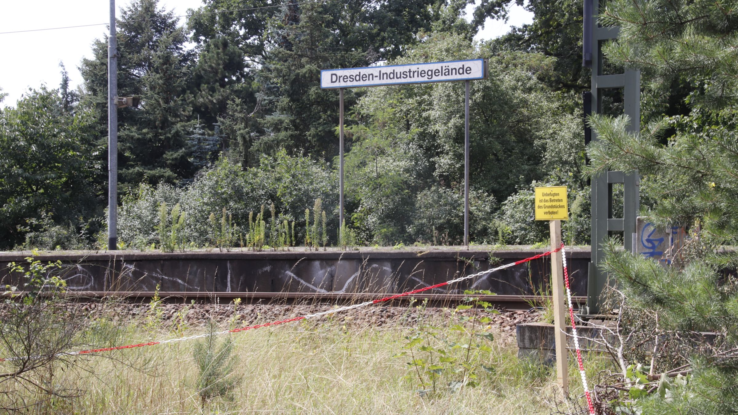 Die Bahngleise in der Nähe sind mit Absperrungen versehen. Foto: Anton Launer
