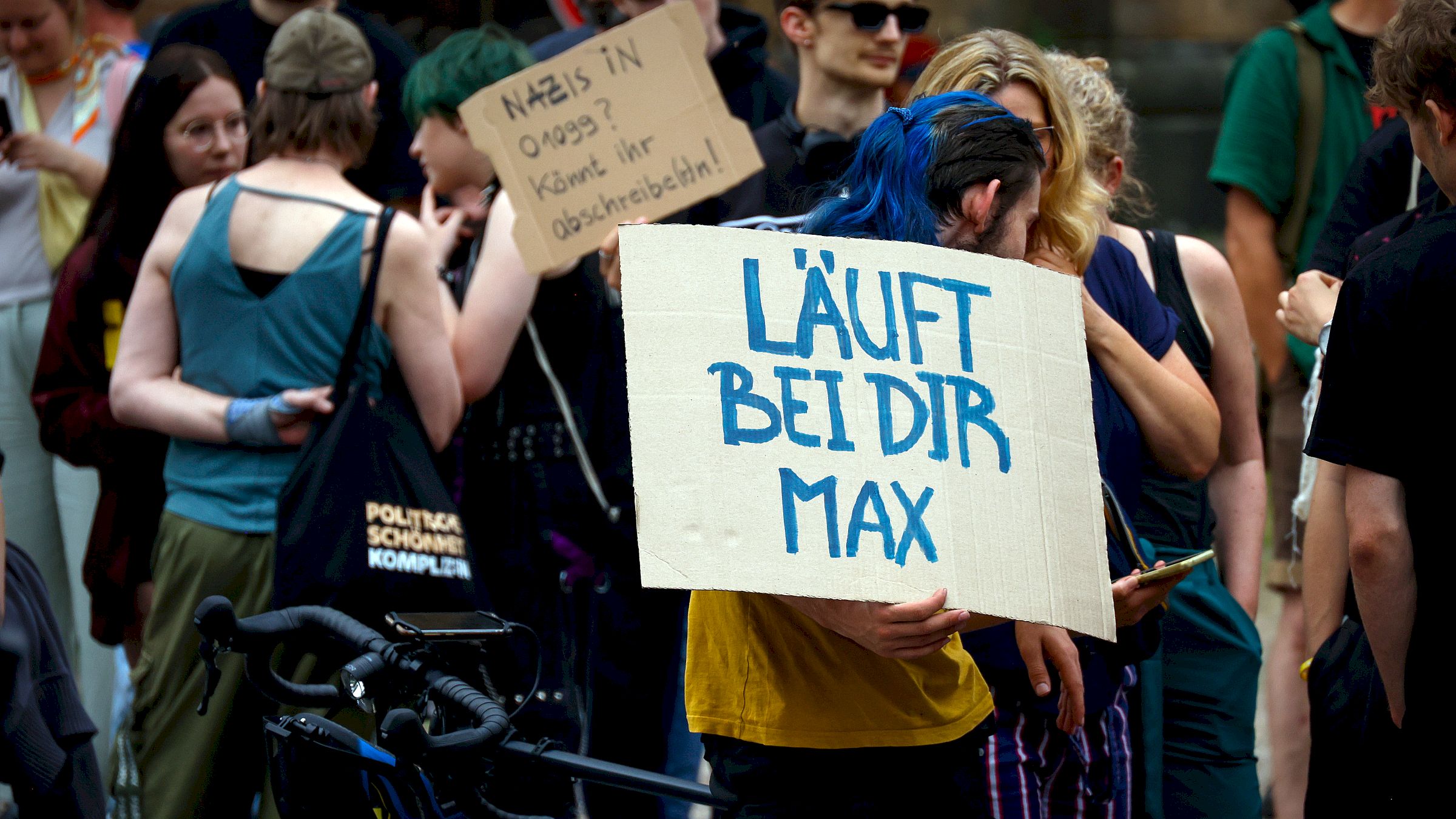 Mit freundlichen Schildern begrüßten die Neustädter*innen den Spendenläufer Max. Foto: Florian Varga