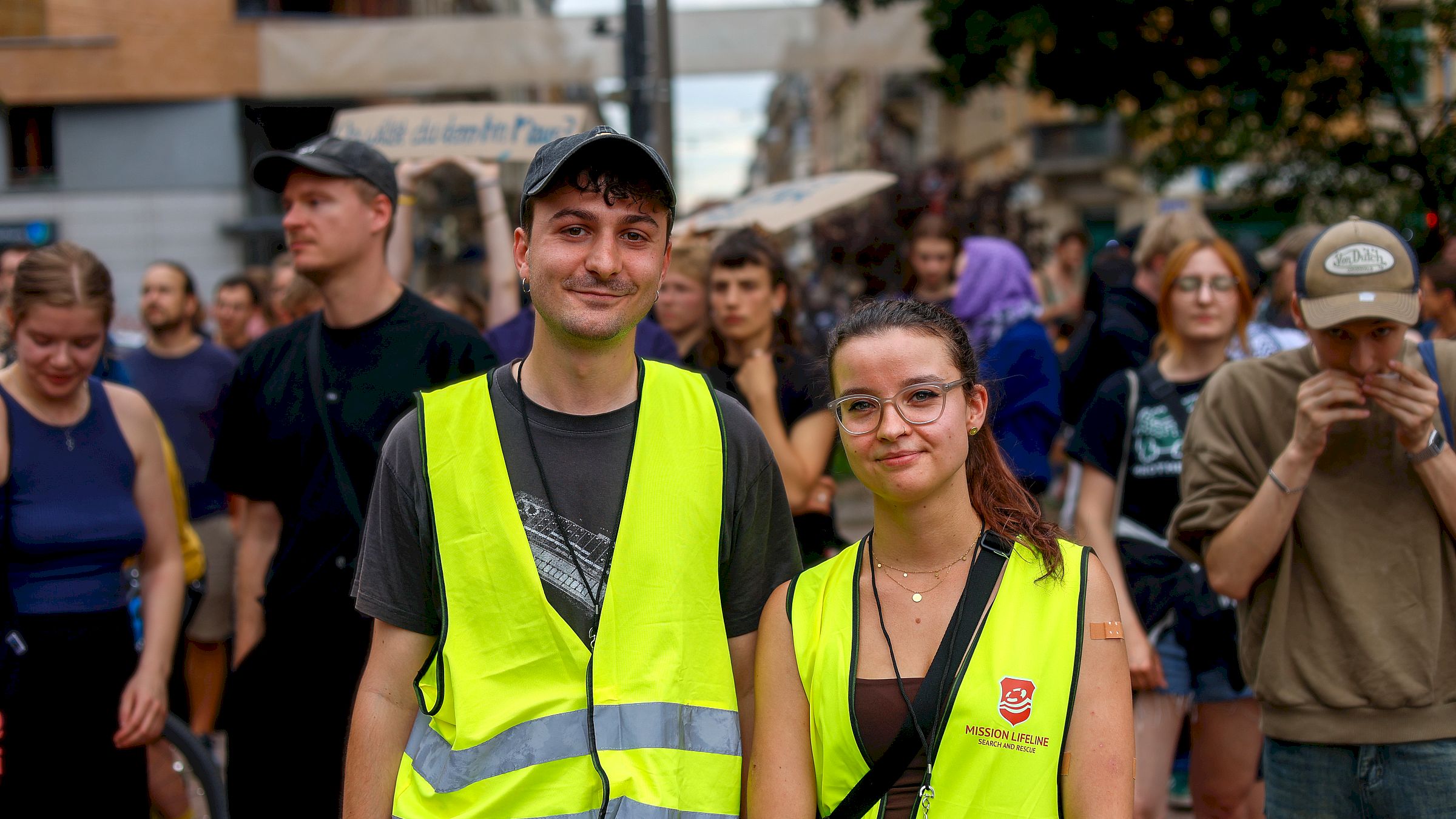 Stadtbezirksbeirat Veit Johneleit (Dissident:innen) und Piraten-Stadträtin Anne Herpertz. Sie hatte die Versammlung angemeldet. Foto: Florian Varga