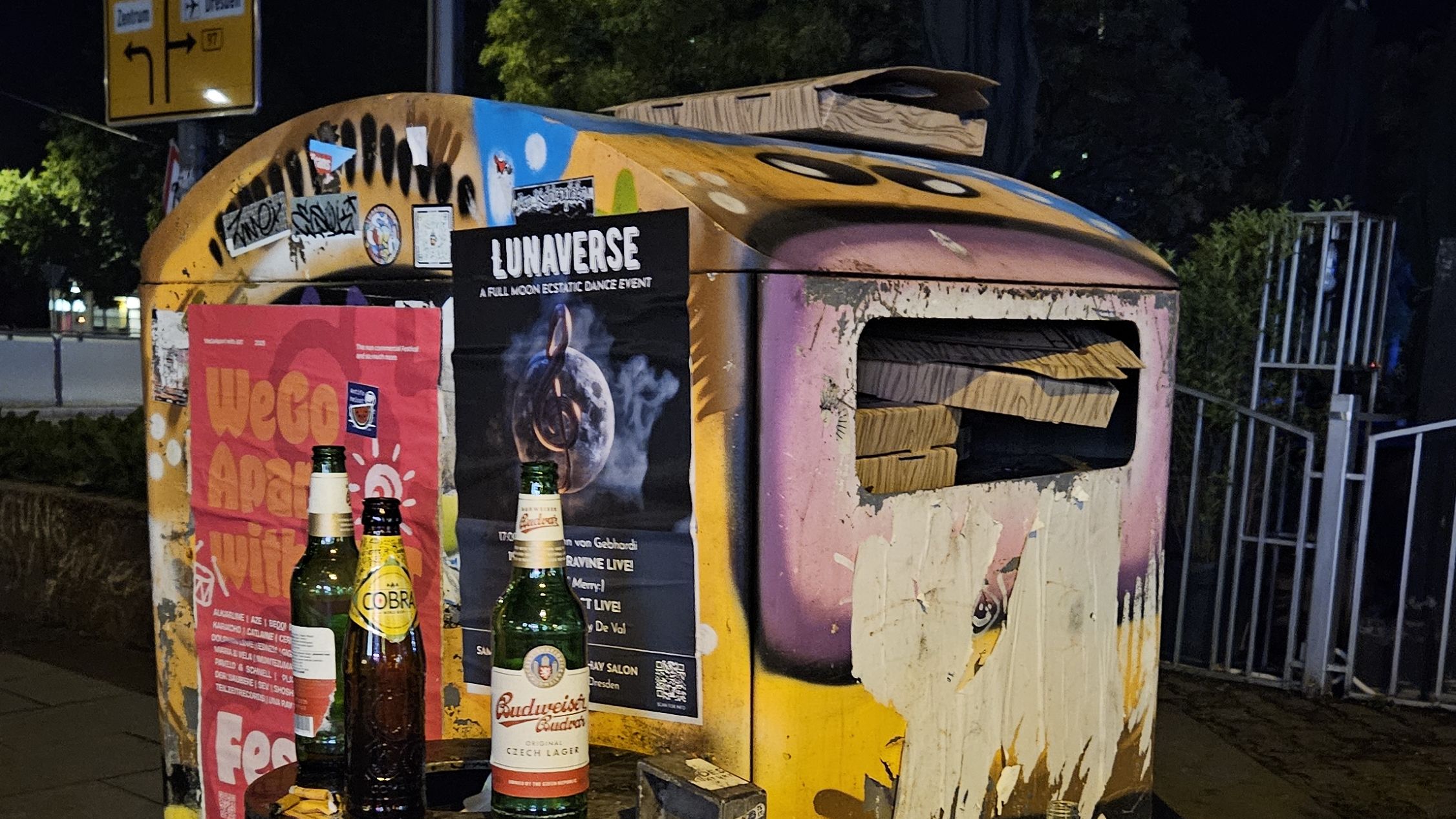 Was vom Abend übrig bleibt, findet sich im Müllcontainer an der Alaunstraße. Foto: Anton Launer