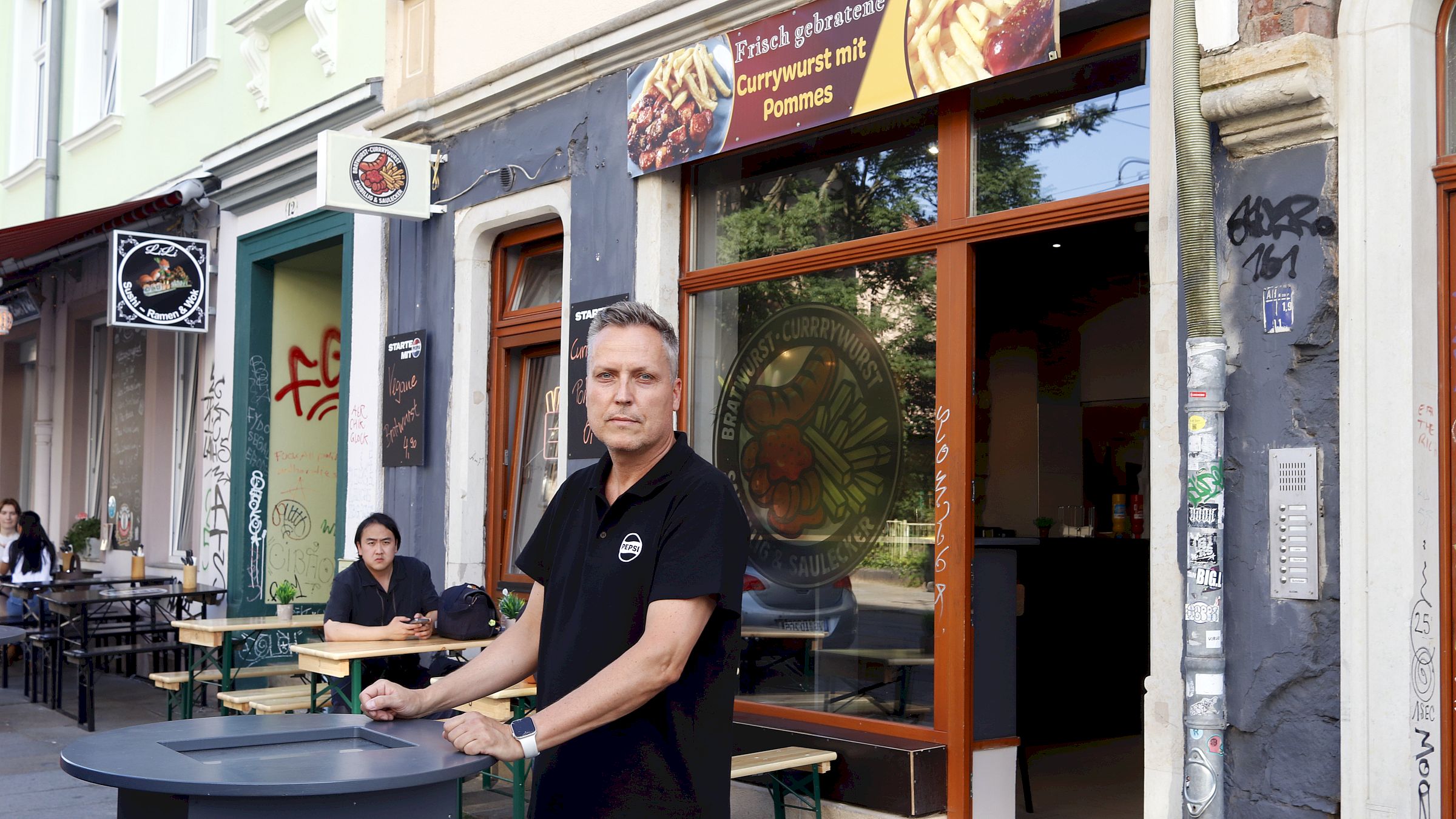 Sven Schröder vor dem nigelnagelneuen Currywurst-Imbiss auf dem Bischofsweg. Foto: Anton Launer