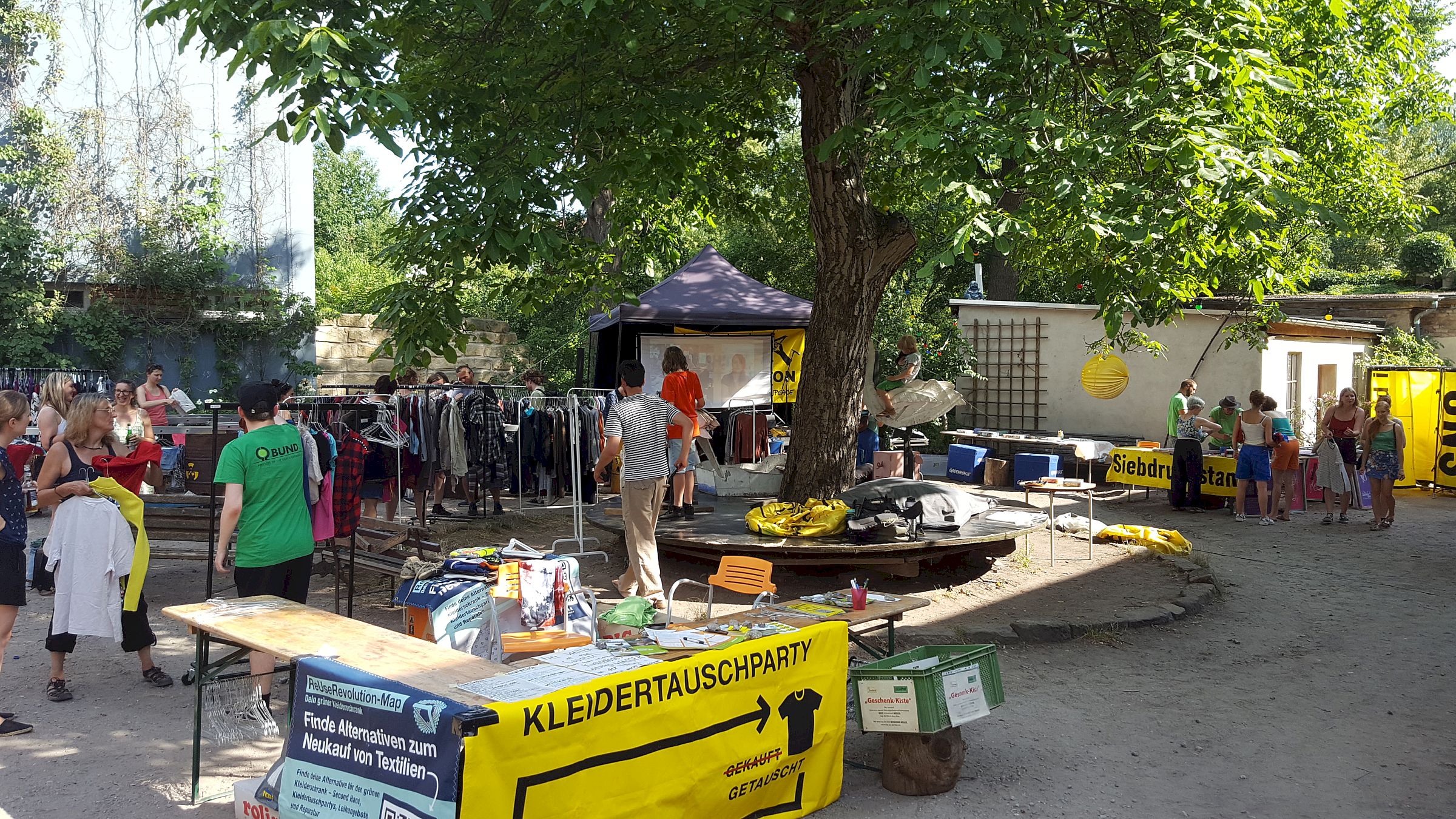 2024 fand die Kleidertauschparty in der Alten Fabrik statt. Dieses Jahr zieht sie auf den Alaunplatz. Foto: Greenpeace Dresden