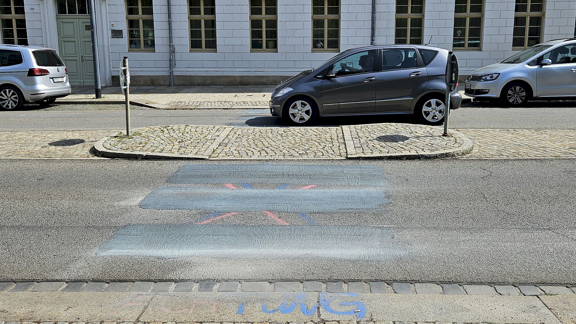 Der Zebrastreifen wurde überasphaltiert. Foto: Anton Launer