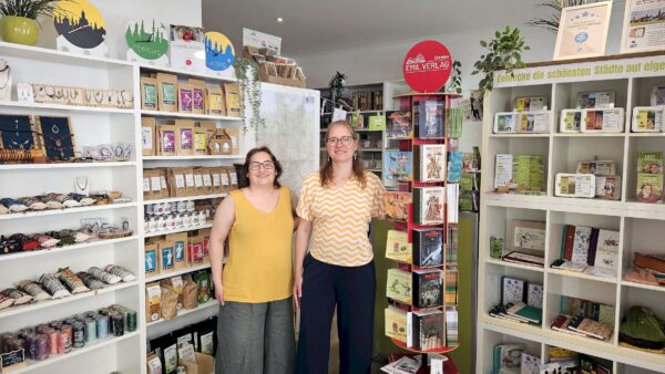 Cathleen Menzel-Bilz und Anja Gena im frisch aufgepoppten PopUp-Store in der Rähnitzgasse 24. Foto: Anton Launer